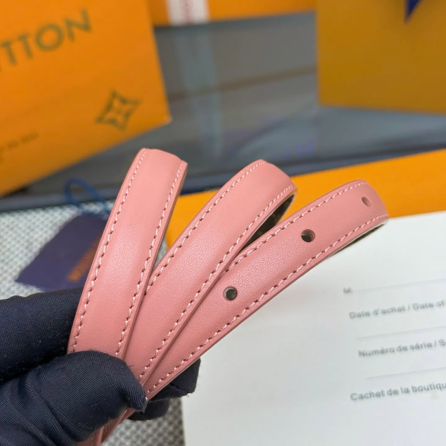 💰480💰Full package💰 💍Purchase level 1.5cm⚡️🌹LV Darling belt is made of smooth leather and Monogram canvas lining, with a marquise-shaped end to highlight the feminine style⚡️🌹The pin buckle exudes a chic atmosphere, and the glossy enamel is the finishing touch Mini LV The drawstring circle injects elegance into the brand’s classic elements⚡️🌹