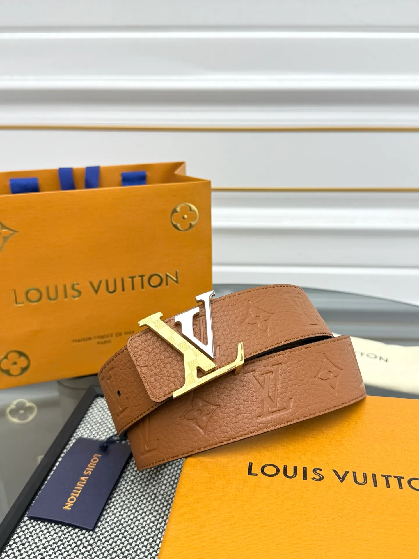 💰520💰Full package💰 💍Purchase level LV⚡️🌹Trendy men's wear New belt L V NEW Width 4cm The belt surface is made of imported Togo pebbles embossed with floral patterns. Pure black original calfskin bottom. Excellent hand feel. Paired with exquisite buckles of the same color as the belt. Multi-color🉑selected. Matches original packaging📦