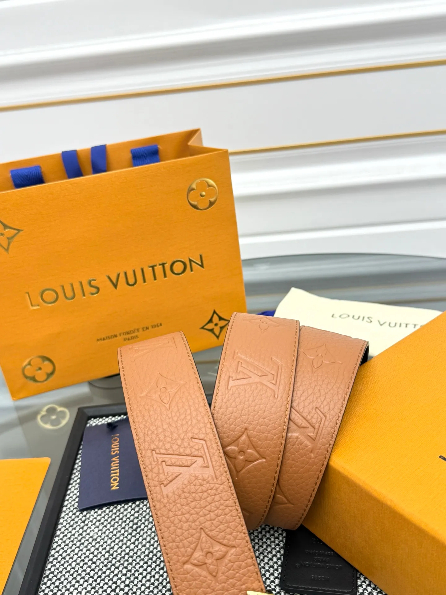 💰520💰Full package💰 💍Purchase level LV⚡️🌹Trendy men's wear New belt L V NEW Width 4cm The belt surface is made of imported Togo pebbles embossed with floral patterns. Pure black original calfskin bottom. Excellent hand feel. Paired with exquisite buckles of the same color as the belt. Multi-color🉑selected. Matches original packaging📦