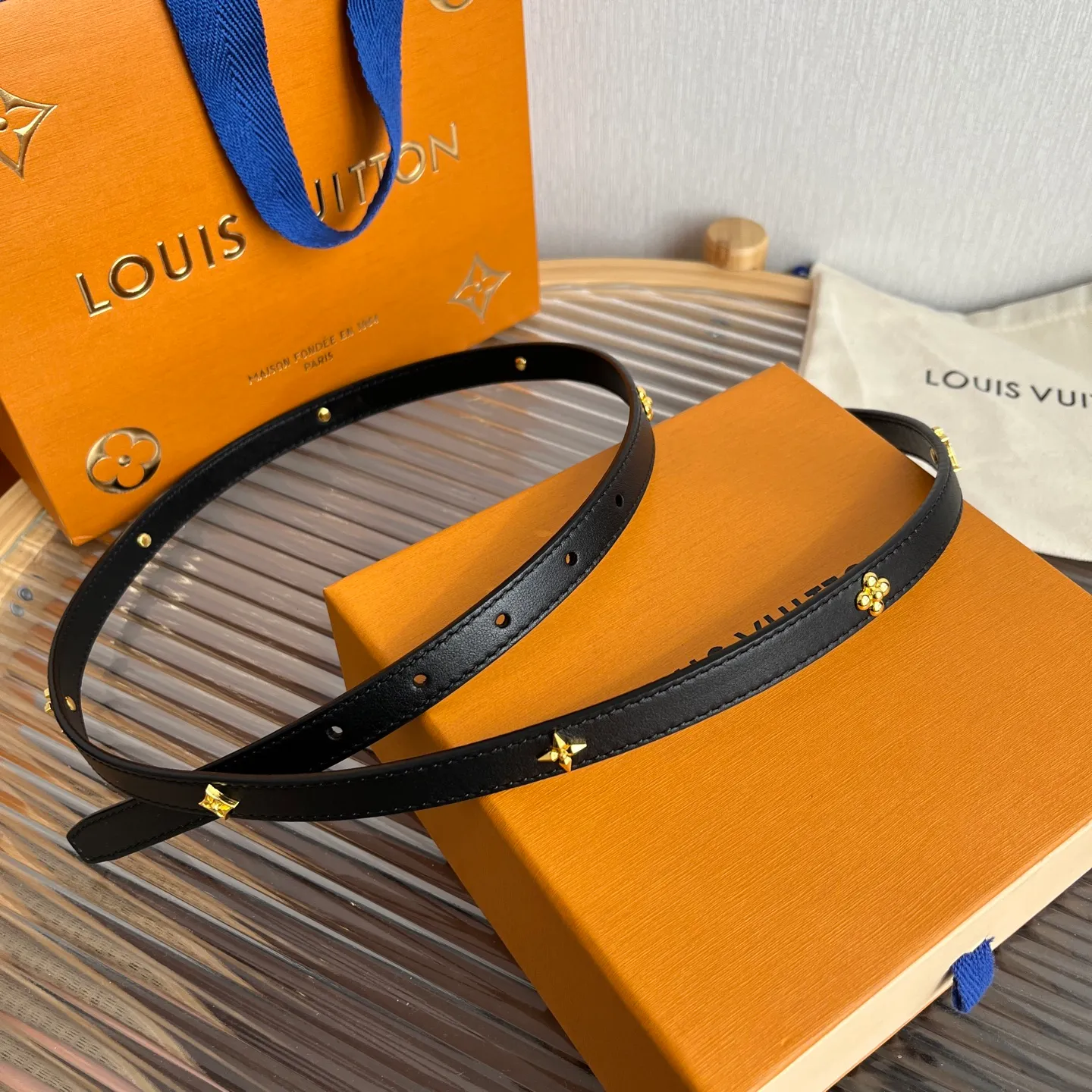 💰560💰Full package💰 💍Purchasing-grade LV⚡️🌹Lvjia women’s belt💎👗Super fairy original replica 1.5cm wide⚡️🌹Fine double-sided solid color calfskin belt decorated with a series of floral patterns and large letter logo hardware New vacuum palladium-plated letter buckle Whether worn with skirts or pants, it is definitely your best choice
