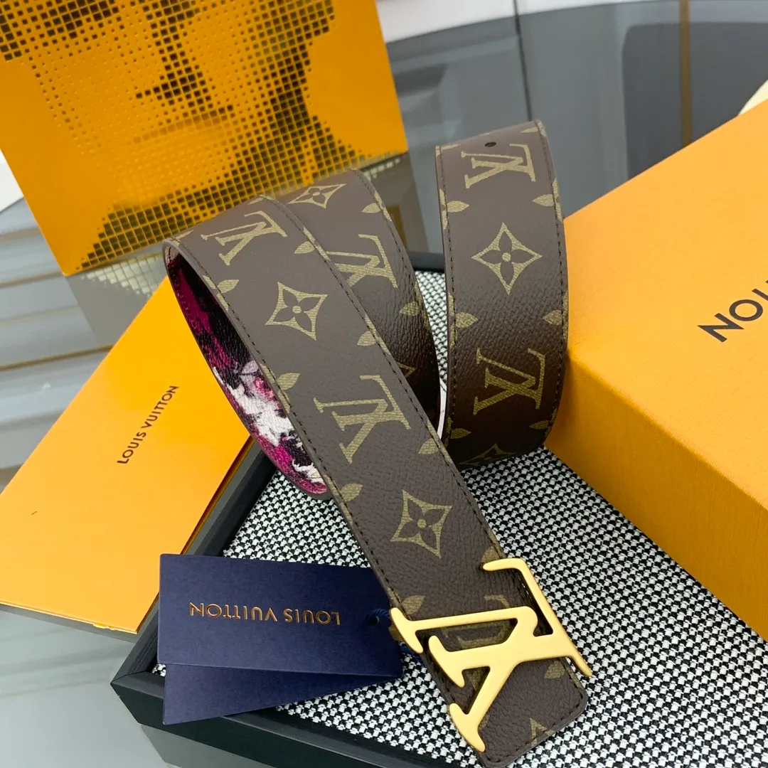 💰480💰Full package💰 💍Purchase-grade LV Louis Vuitton [New product] Genuine version Width 40MM The 2024 early autumn men's wear series follows the footsteps of Dandy sailors and embarks on a global journey. This LV Tag reversible belt has a surf-style pattern on one side, evoking memories of tropical island trips, and flips it over to reveal the classic Monogram element. LV Tag buckle adds another touch of attention