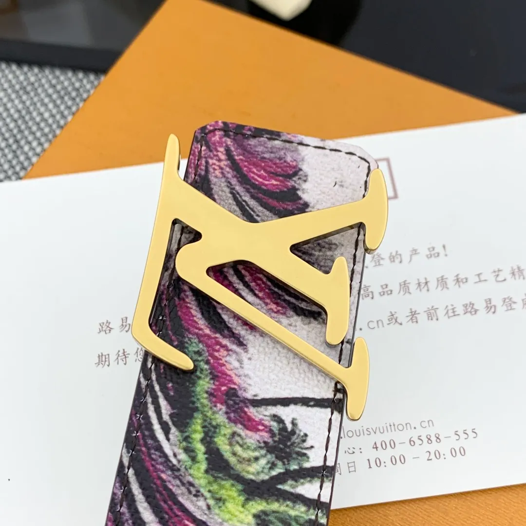 💰480💰Full package💰 💍Purchase-grade LV Louis Vuitton [New product] Genuine version Width 40MM The 2024 early autumn men's wear series follows the footsteps of Dandy sailors and embarks on a global journey. This LV Tag reversible belt has a surf-style pattern on one side, evoking memories of tropical island trips, and flips it over to reveal the classic Monogram element. LV Tag buckle adds another touch of attention