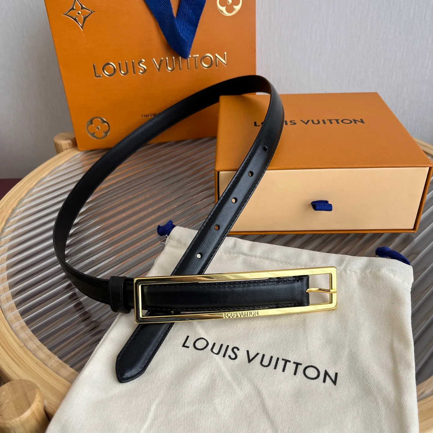 💰520💰Complete package💰 💍Purchasing-grade LV new thin belt for women💕 2.0cm wide and ultra-fine. It is a thin belt. The rectangular buckle version is simple and exquisite. It can outline a woman's waist line just right, showing elegance and slenderness.