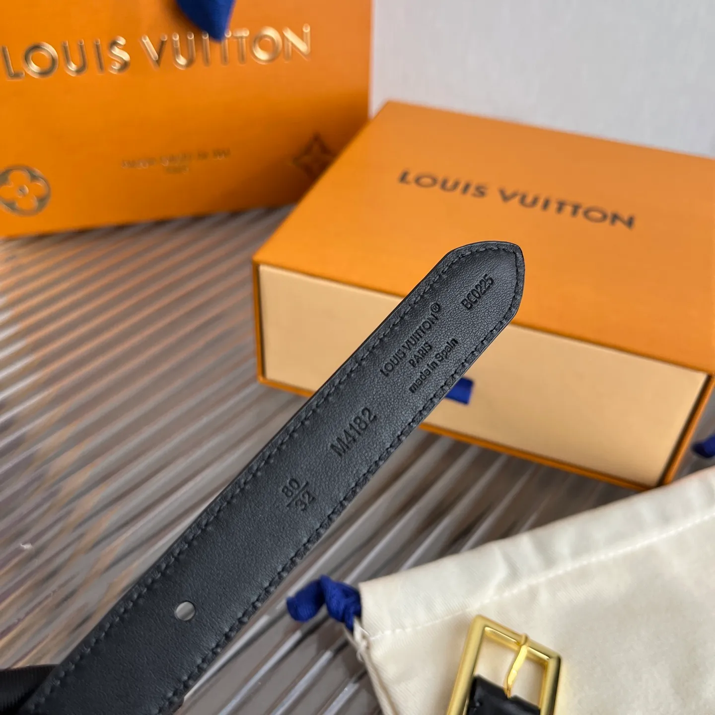💰520💰Complete package💰 💍Purchasing-grade LV new thin belt for women💕 2.0cm wide and ultra-fine. It is a thin belt. The rectangular buckle version is simple and exquisite. It can outline a woman's waist line just right, showing elegance and slenderness.