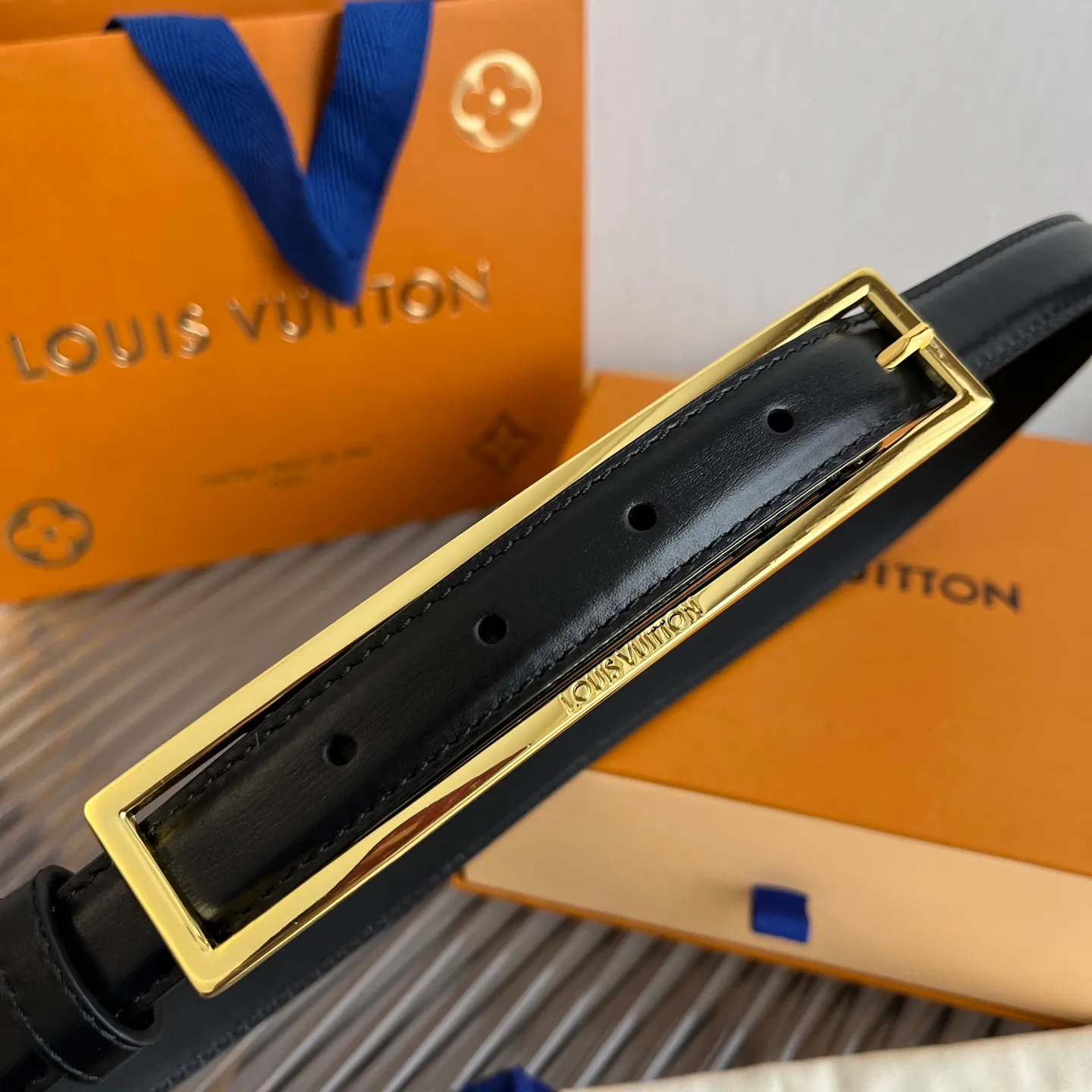 💰520💰Complete package💰 💍Purchasing-grade LV new thin belt for women💕 2.0cm wide and ultra-fine. It is a thin belt. The rectangular buckle version is simple and exquisite. It can outline a woman's waist line just right, showing elegance and slenderness.