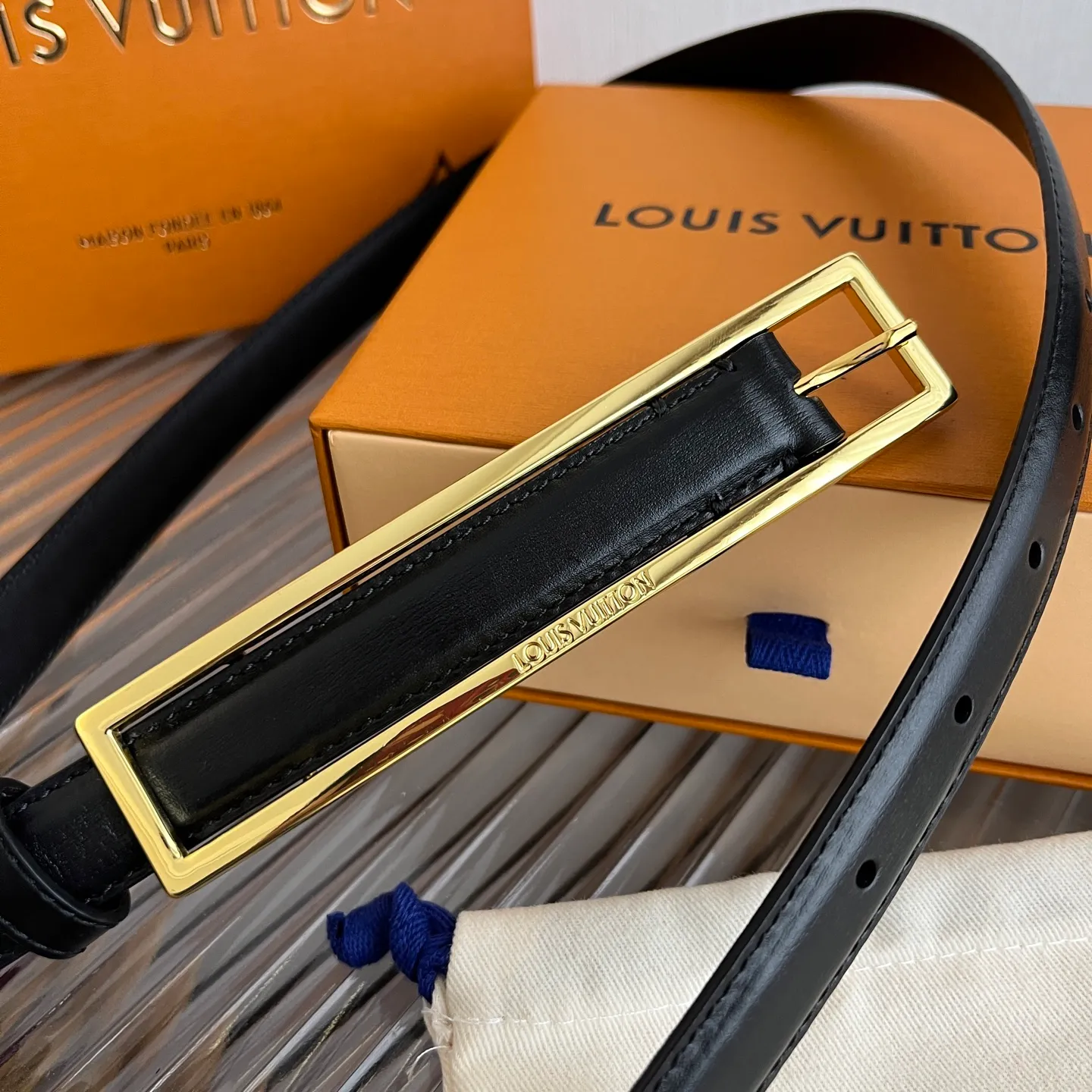 💰520💰Complete package💰 💍Purchasing-grade LV new thin belt for women💕 2.0cm wide and ultra-fine. It is a thin belt. The rectangular buckle version is simple and exquisite. It can outline a woman's waist line just right, showing elegance and slenderness.