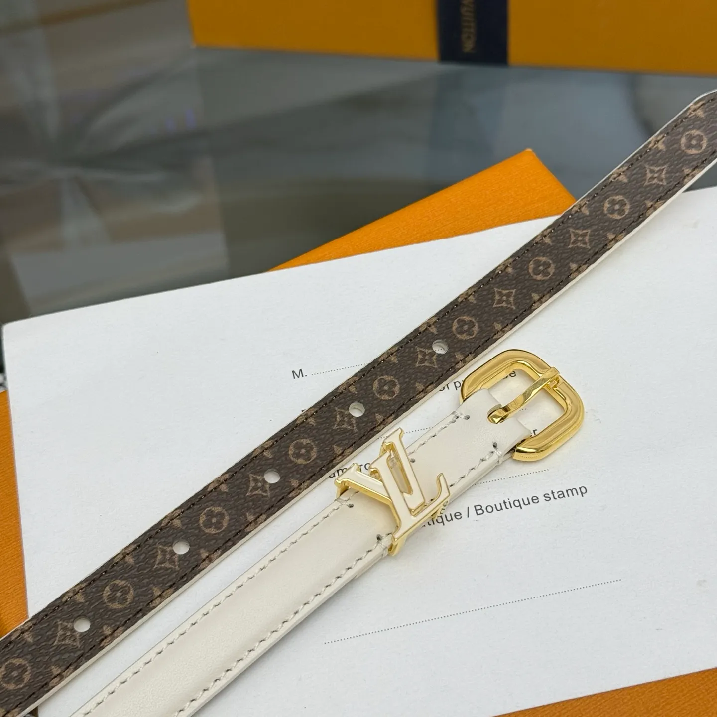 💰480💰Full package💰 💍Purchase level 1.5cm⚡️🌹LV Darling belt is made of smooth leather and Monogram canvas lining, with a marquise-shaped end to highlight the feminine style⚡️🌹The pin buckle exudes a chic atmosphere, and the glossy enamel is the finishing touch Mini LV The drawstring circle injects elegance into the brand’s classic elements⚡️🌹