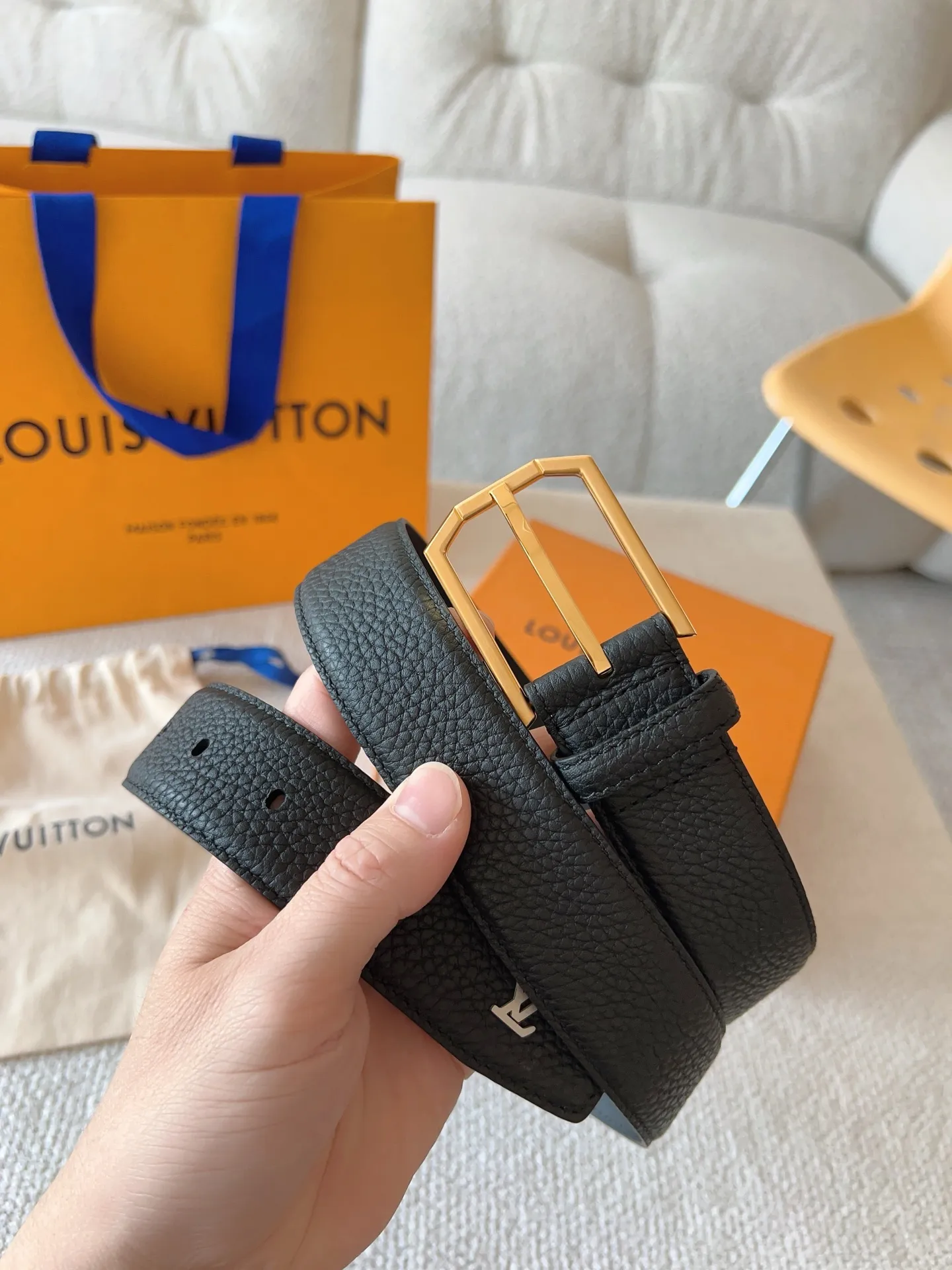 💰520💰Full package💰 💍Purchasing-grade LV casual pin buckle series⚡️Heritage belt is made of grained and smooth leather⚡️The brushed metal curved buckle highlights the elegant style. LV pins adorn the ends, suitable for formal wear⚡️Belt width: 35mm