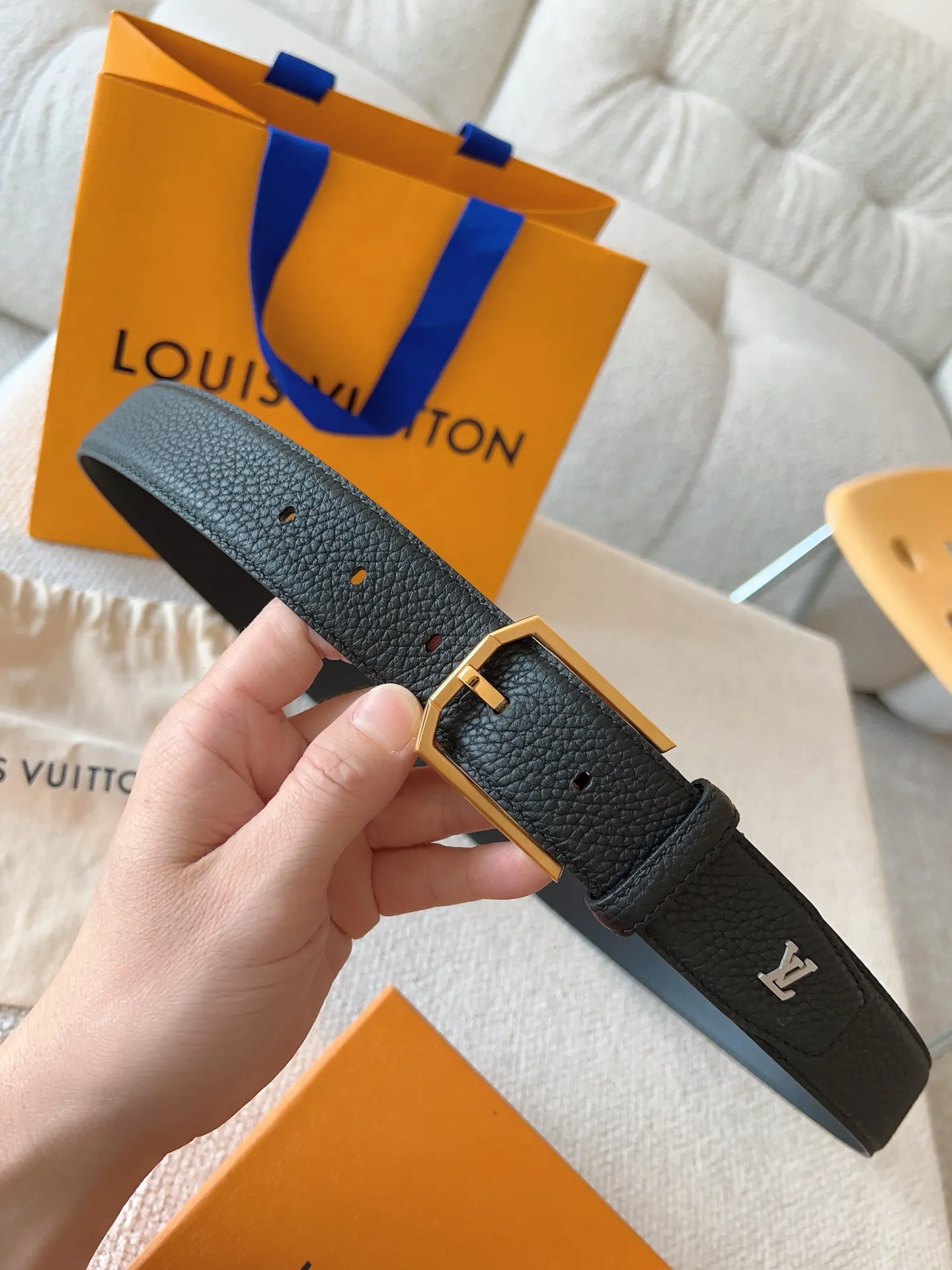 💰520💰Full package💰 💍Purchasing-grade LV casual pin buckle series⚡️Heritage belt is made of grained and smooth leather⚡️The brushed metal curved buckle highlights the elegant style. LV pins adorn the ends, suitable for formal wear⚡️Belt width: 35mm