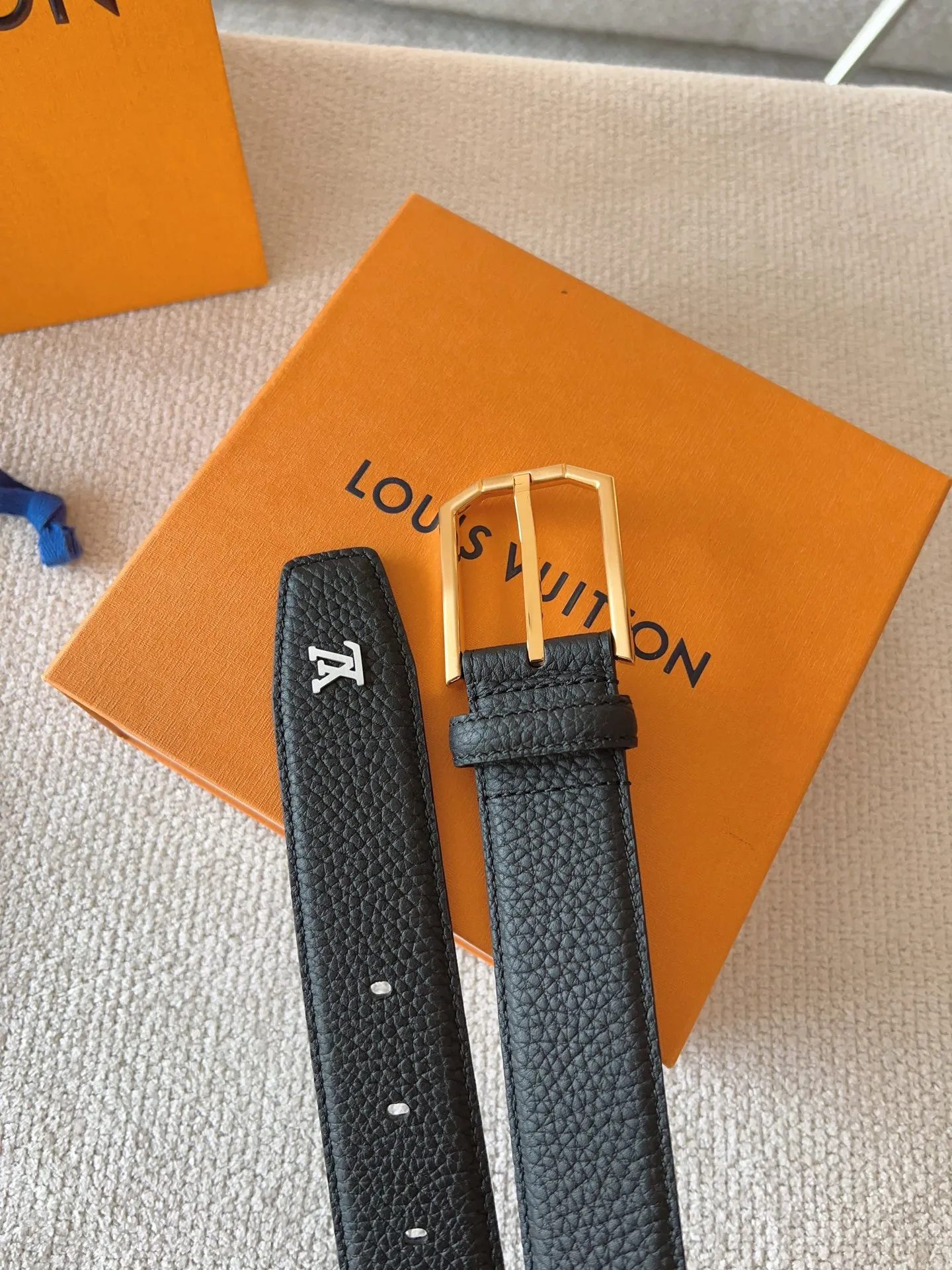 💰520💰Full package💰 💍Purchasing-grade LV casual pin buckle series⚡️Heritage belt is made of grained and smooth leather⚡️The brushed metal curved buckle highlights the elegant style. LV pins adorn the ends, suitable for formal wear⚡️Belt width: 35mm