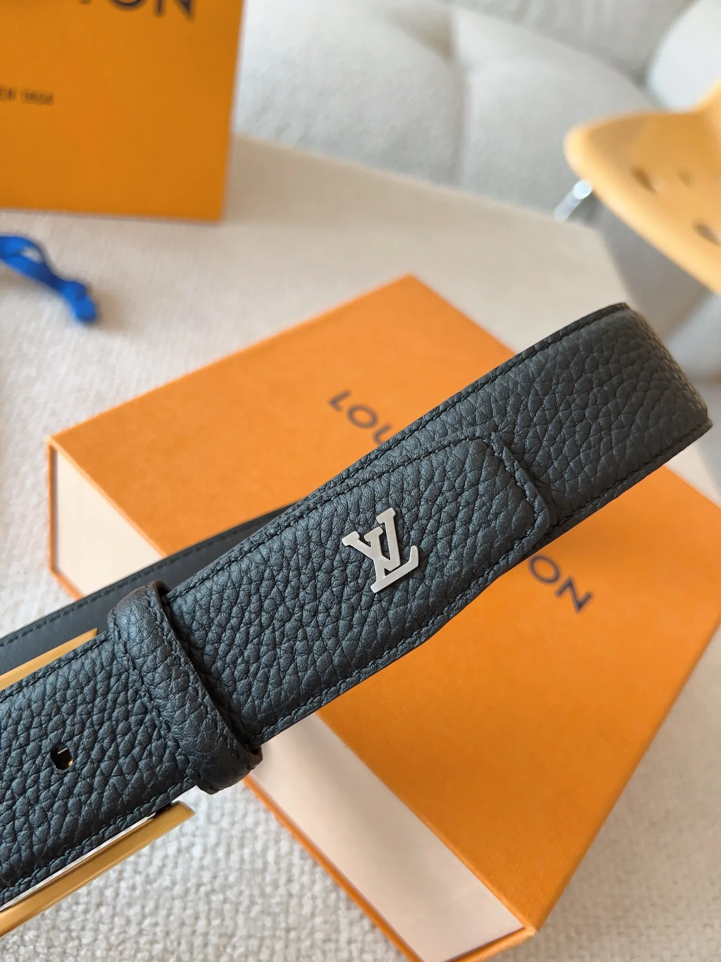 💰520💰Full package💰 💍Purchasing-grade LV casual pin buckle series⚡️Heritage belt is made of grained and smooth leather⚡️The brushed metal curved buckle highlights the elegant style. LV pins adorn the ends, suitable for formal wear⚡️Belt width: 35mm