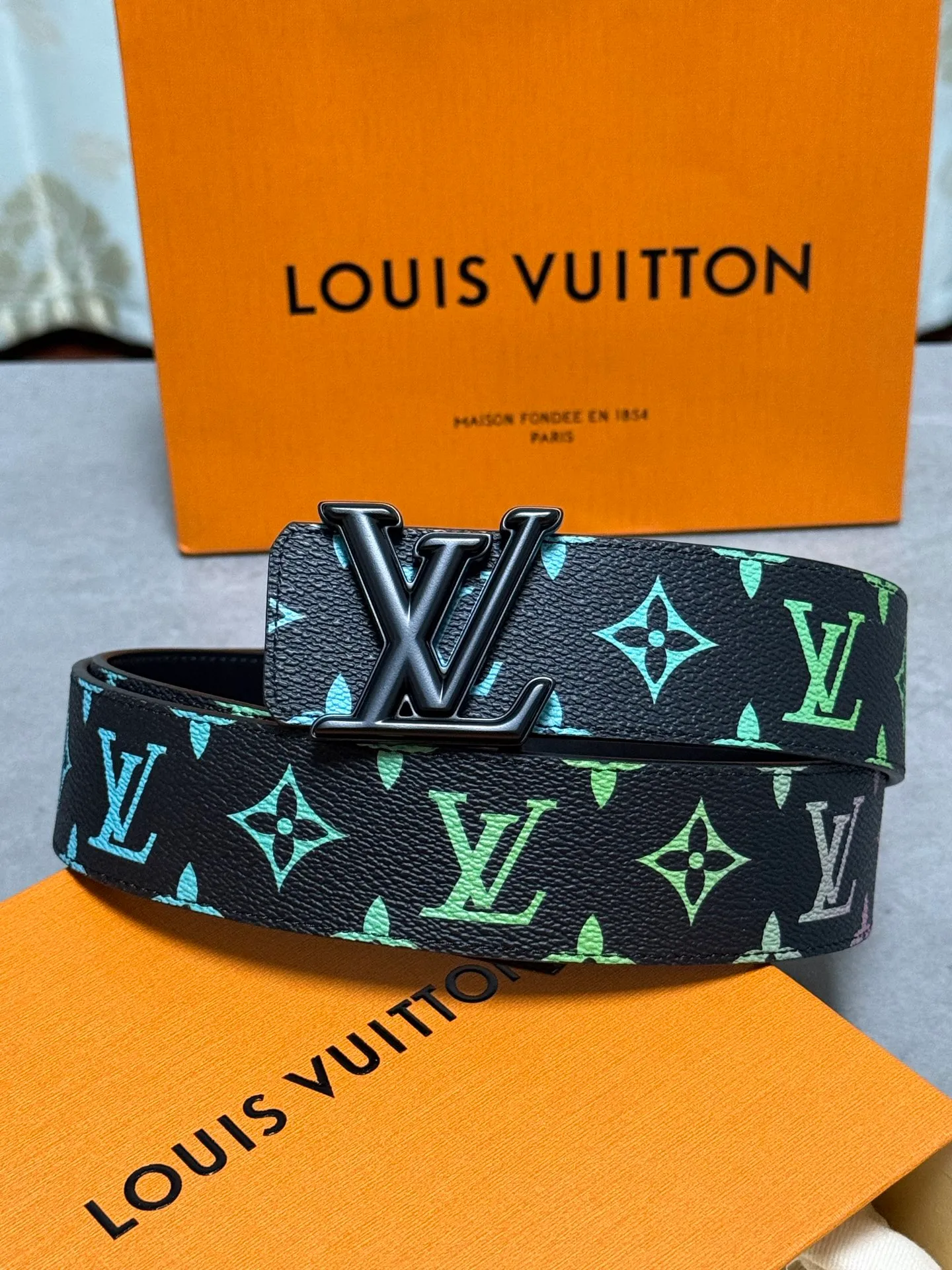 💰520💰Full package💰 💍Purchase level trendy men's wear New belt LV🆕 Width 4.0cm⚡️🌹The belt surface is made of customized canvas fabric Solid color original calfskin bottom⚡️🌹Excellent hand feel Paired with exquisite buckles in the same color as the belt⚡️🌹Double-sided🉑