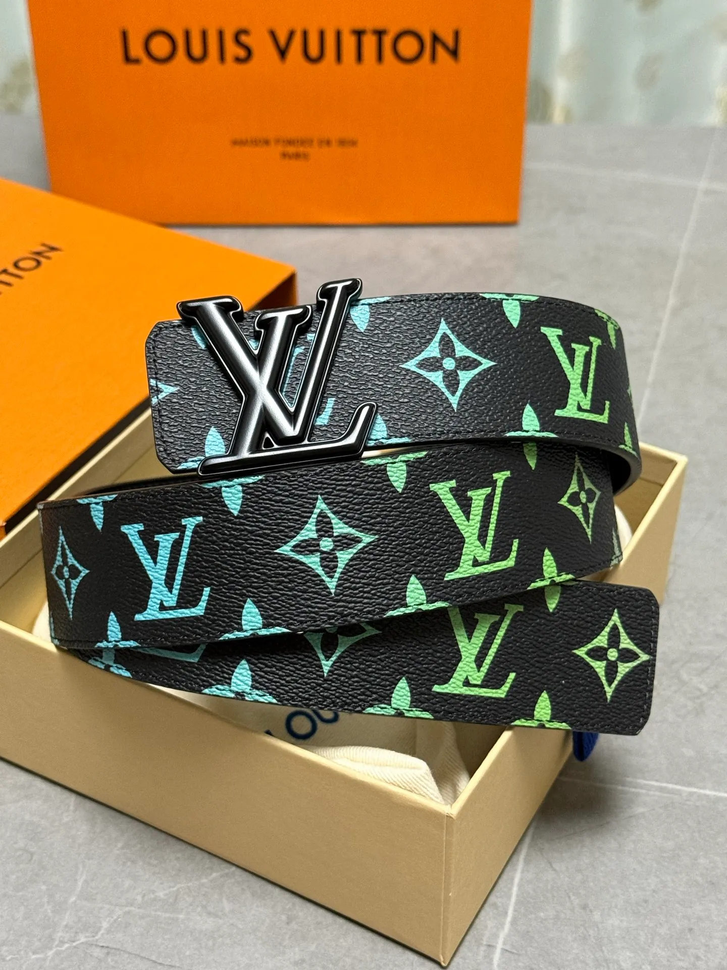 💰520💰Full package💰 💍Purchase level trendy men's wear New belt LV🆕 Width 4.0cm⚡️🌹The belt surface is made of customized canvas fabric Solid color original calfskin bottom⚡️🌹Excellent hand feel Paired with exquisite buckles in the same color as the belt⚡️🌹Double-sided🉑