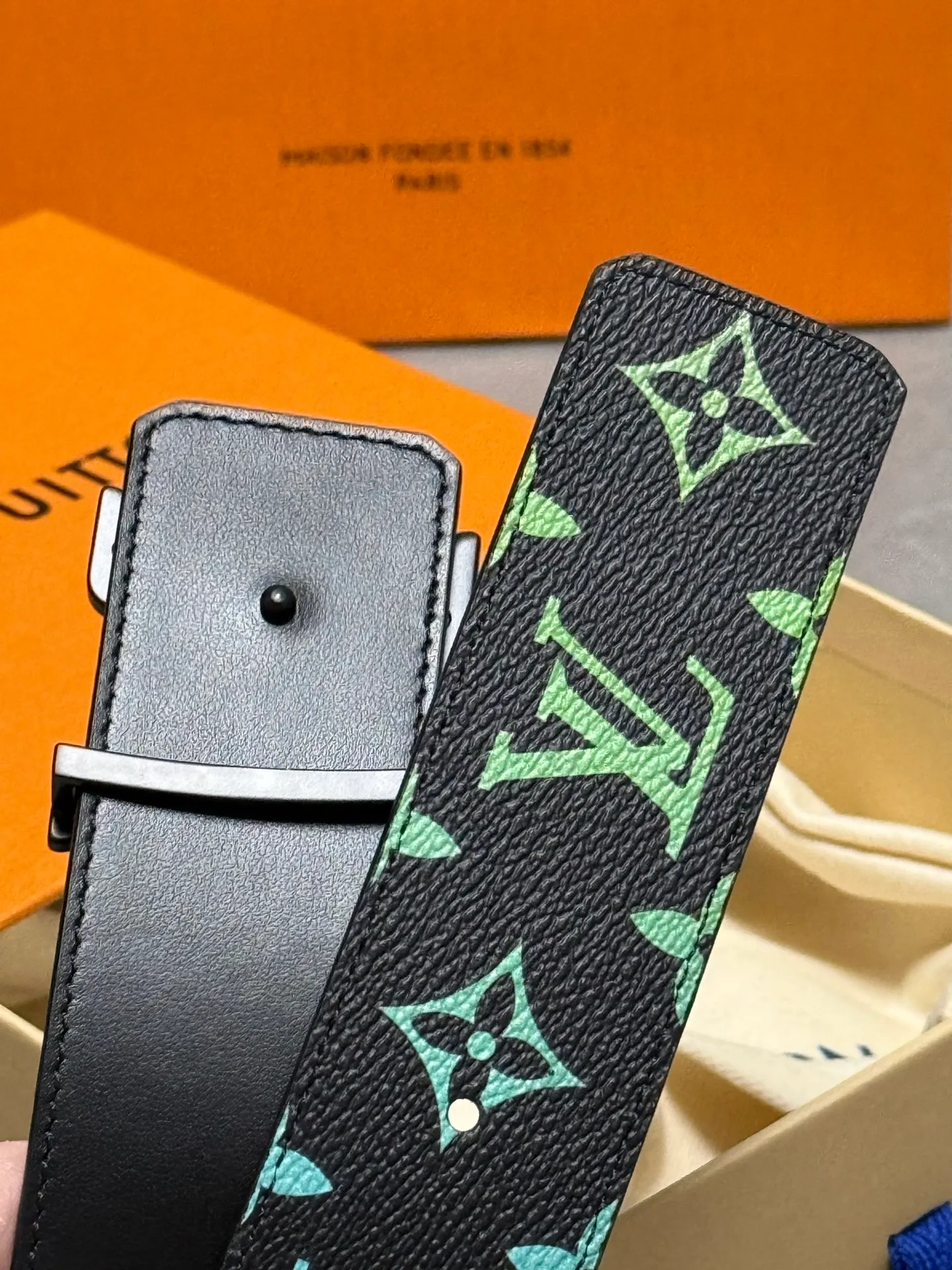💰520💰Full package💰 💍Purchase level trendy men's wear New belt LV🆕 Width 4.0cm⚡️🌹The belt surface is made of customized canvas fabric Solid color original calfskin bottom⚡️🌹Excellent hand feel Paired with exquisite buckles in the same color as the belt⚡️🌹Double-sided🉑
