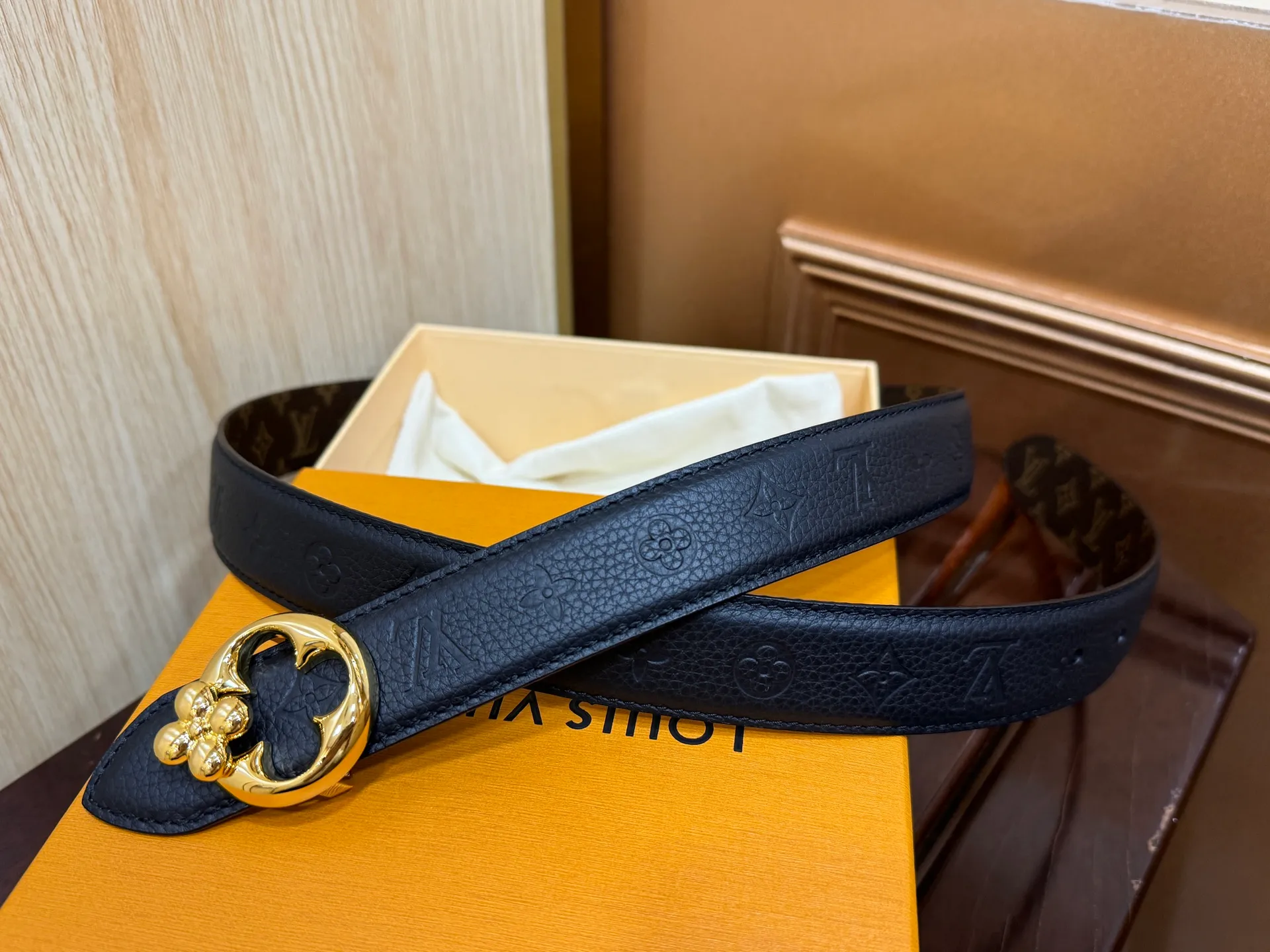💰480💰Full package💰 💍Purchasing agent level LV women's belt⚡️🌹Width 3.0cm Customized canvas fabric/Imported Italian lychee embossed with pattern effect, ⚡️🌹Stainless steel electroplated thick gold flower-shaped hanging buckle⚡️🌹Double-sided available