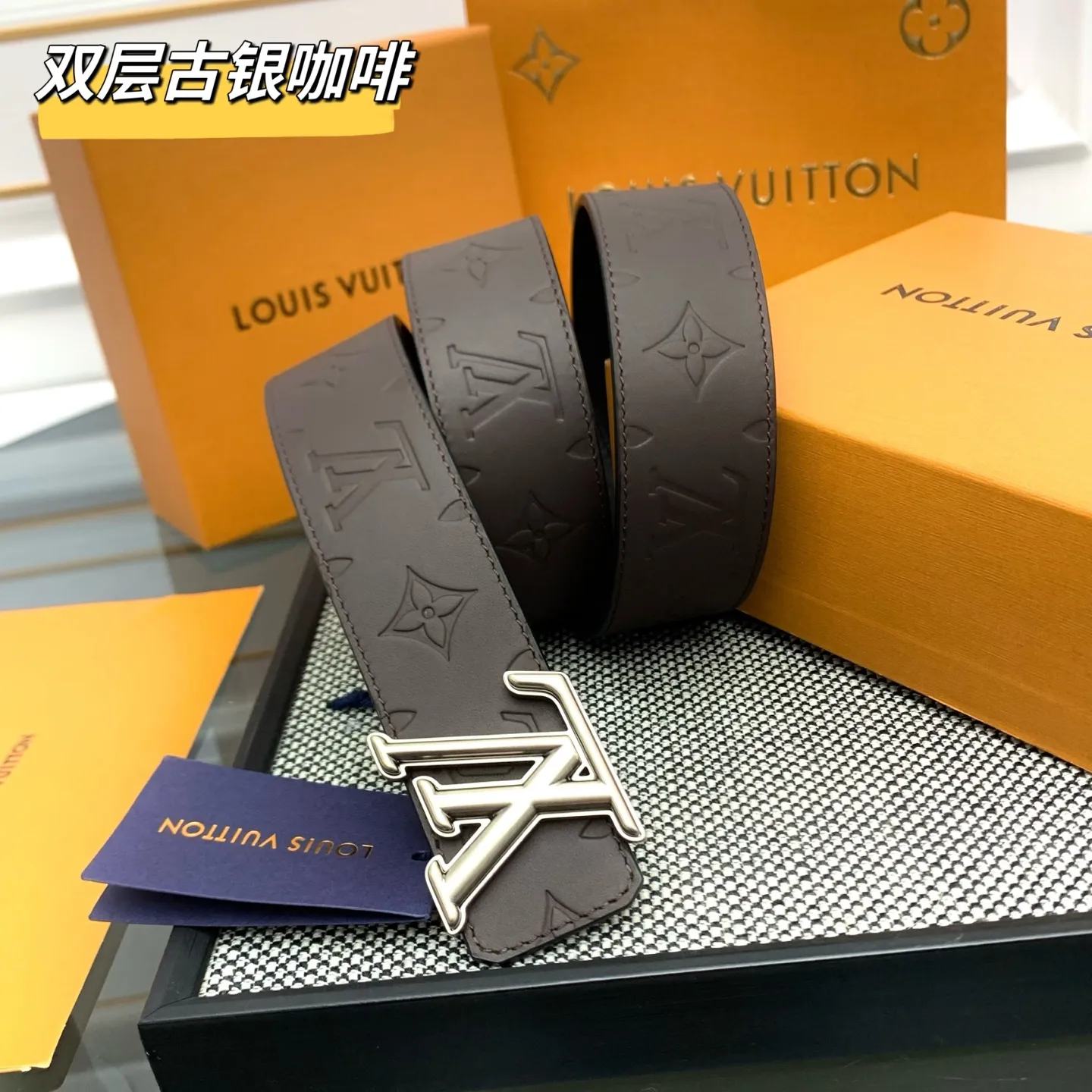 💰480💰Full package💰 💍Purchasing-grade M8842 LV Dimension double-sided waist is made of deep leather with Monogram pattern embossed on it. When flipped over, the delicate and smooth side will appear, revealing a calm charm in elegance. The eye-catching LV letter buckle is outlined in gradient tones, giving the classic design a trendy twist. Width 4.0cm