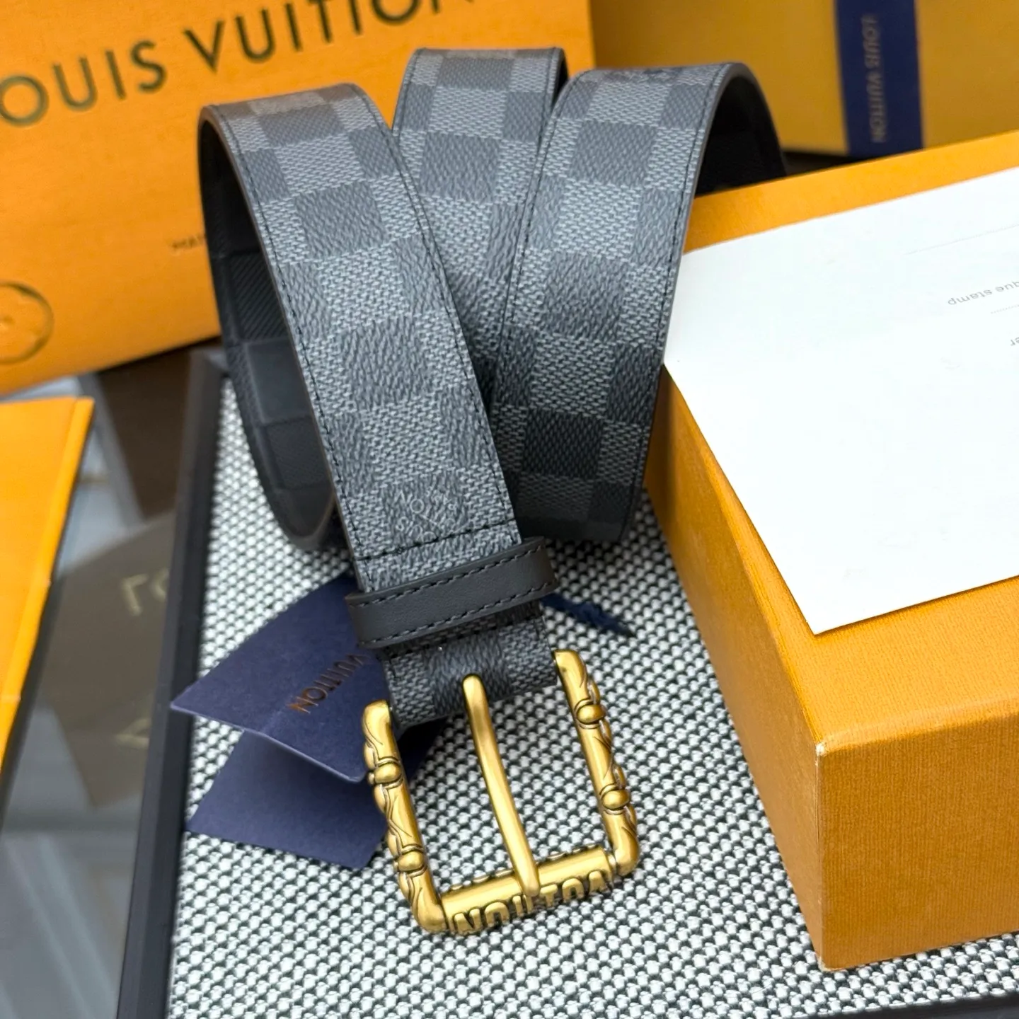 💰480💰Full package💰 💍Purchasing-grade LV⚡️🌹Drift Monogram Surplus belt reinterprets the brand heritage from a youthful perspective and tells the dynamic aesthetics of creative director Pharrell Williams. Monogram coated canvas is dipped in military colors on one side, while the reverse is in plain leather with a subtle pin buckle.
