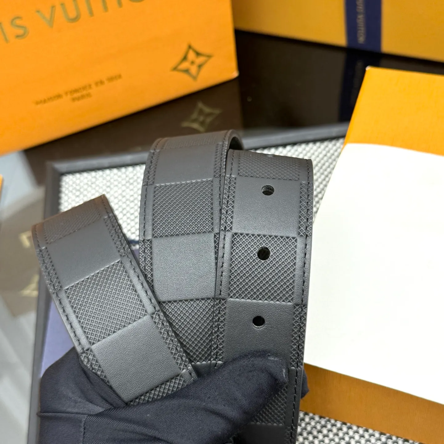 💰480💰Full package💰 💍Purchasing-grade LV⚡️🌹Drift Monogram Surplus belt reinterprets the brand heritage from a youthful perspective and tells the dynamic aesthetics of creative director Pharrell Williams. Monogram coated canvas is dipped in military colors on one side, while the reverse is in plain leather with a subtle pin buckle.