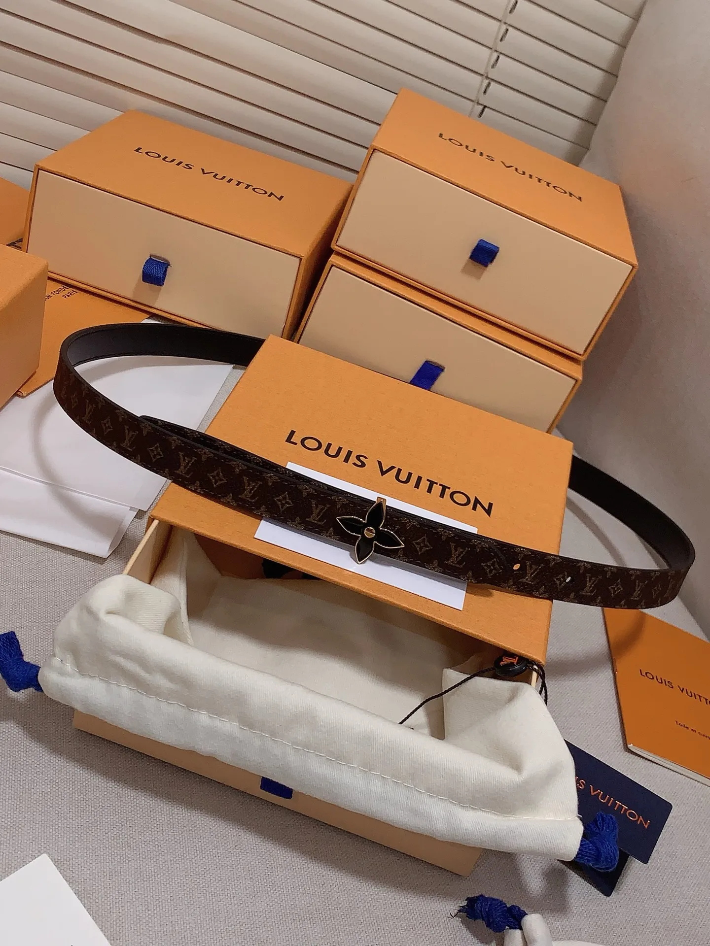 💰460💰Full package💰 💍Purchasing-grade Louis vuitton⚡️🌹Width: 1.5cm l v Takashi Murakami co-branded belt. Practical and exquisite ⚡️🌹Exquisite and beautiful 1.5mm women's belt⚡️🌹With a flower-shaped enamel effect letter buckle, the upper body effect is great.