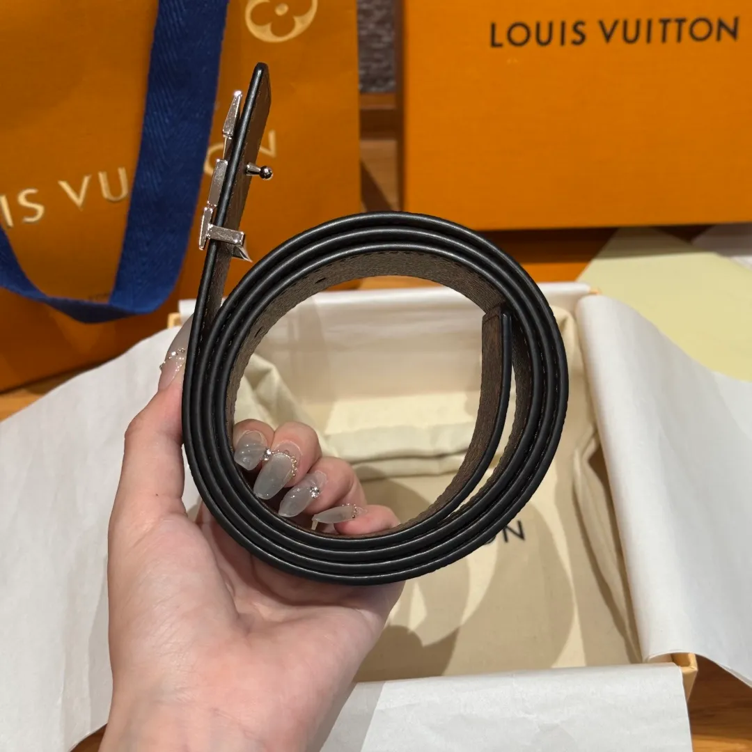 💰480💰Full package💰 💍Purchase level LV new double-sided belt. This double-sided belt is made of Monogram coated canvas. The L.V Flower embossing on the back leather shows the new logo designed by Pharrell Williams. The unique buckle incorporates eye-catching letters, giving the brand elements a modern charm. Width 40mm