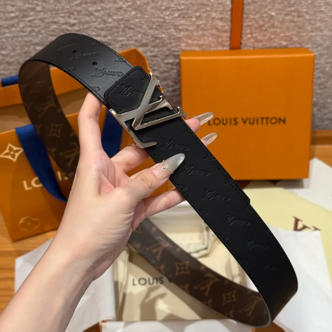 💰480💰Full package💰 💍Purchase level LV new double-sided belt. This double-sided belt is made of Monogram coated canvas. The L.V Flower embossing on the back leather shows the new logo designed by Pharrell Williams. The unique buckle incorporates eye-catching letters, giving the brand elements a modern charm. Width 40mm