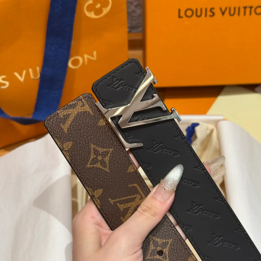 💰480💰Full package💰 💍Purchase level LV new double-sided belt. This double-sided belt is made of Monogram coated canvas. The L.V Flower embossing on the back leather shows the new logo designed by Pharrell Williams. The unique buckle incorporates eye-catching letters, giving the brand elements a modern charm. Width 40mm