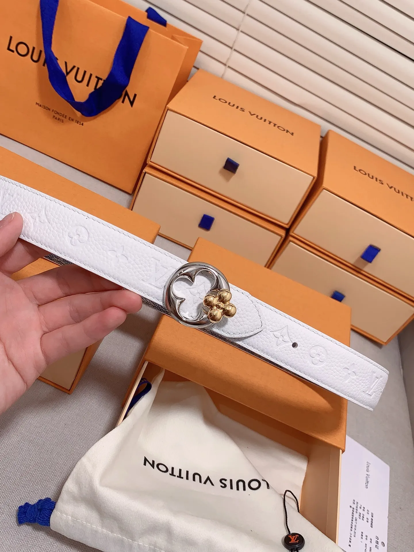 💰480💰Full package💰 💍Purchase level This 3.0cm LV Initiales double-sided belt achieves two styles with its classic appearance: Monogram canvas conveys leisure and comfort, grained cow leather reveals elegant style, and is matched with LV Initiales buckle