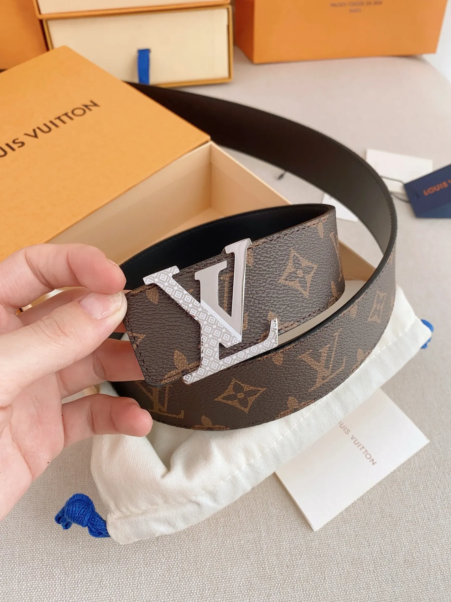 💰480💰Full package💰 💍Purchasing-grade LV⚡️🌹Luxurious modern Taurillon leather, decorated with the elegant and elegant iconic ⚡️🌹LV initials. Soft and strong belt ⚡️🌹Double-sided imported cowhide can be used on both sides; can be matched with various clothing from dresses to casual wear. Width 4.0cm