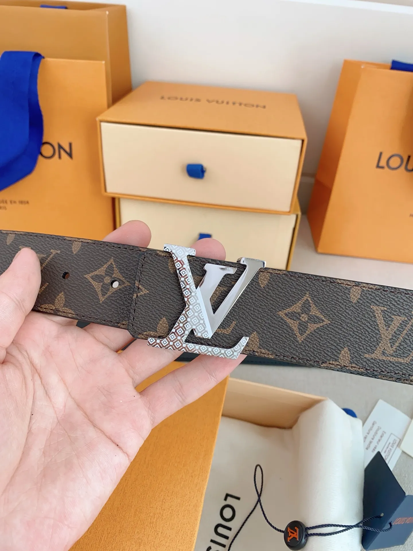 💰480💰Full package💰 💍Purchasing-grade LV⚡️🌹Luxurious modern Taurillon leather, decorated with the elegant and elegant iconic ⚡️🌹LV initials. Soft and strong belt ⚡️🌹Double-sided imported cowhide can be used on both sides; can be matched with various clothing from dresses to casual wear. Width 4.0cm