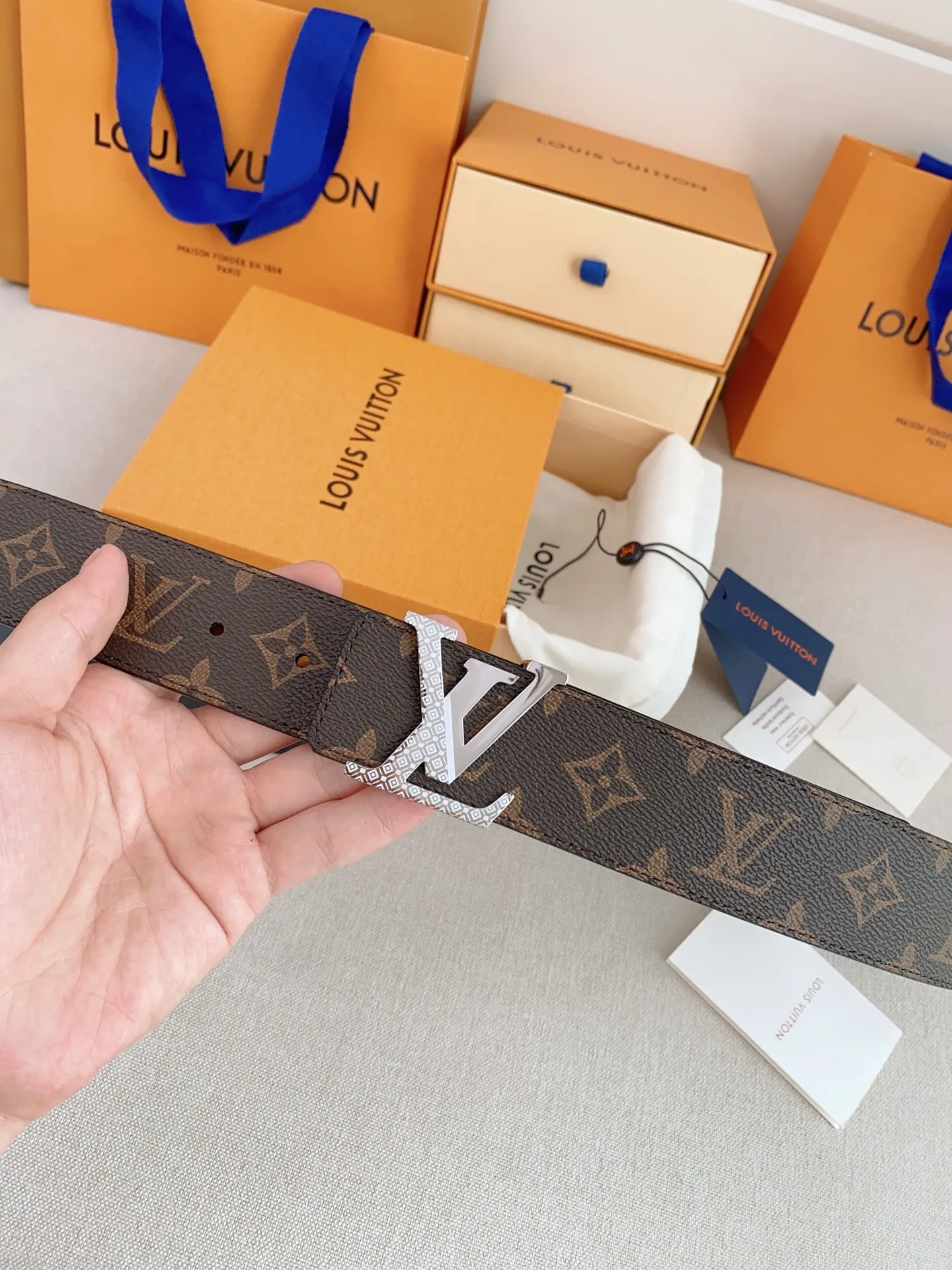 💰480💰Full package💰 💍Purchasing-grade LV⚡️🌹Luxurious modern Taurillon leather, decorated with the elegant and elegant iconic ⚡️🌹LV initials. Soft and strong belt ⚡️🌹Double-sided imported cowhide can be used on both sides; can be matched with various clothing from dresses to casual wear. Width 4.0cm