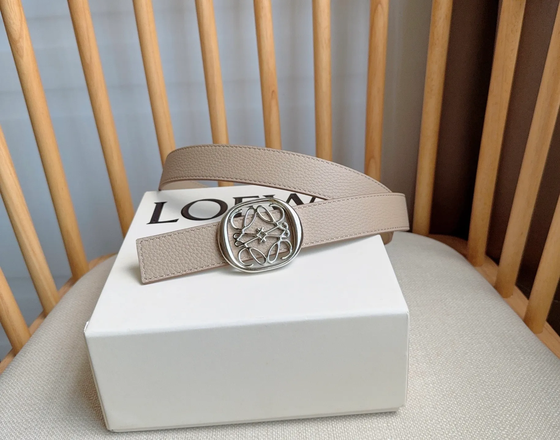 💰440💰Full package💰 💍Purchasing-grade LOEWE counter’s latest belt of the same style [Celebration][Celebration] The belt is made of soft grained cow leather and smooth cow leather. Equipped with LOEWE Anagram pin buckle. Excellent craftsmanship. Personalized shape. Exquisite material. Width: 2.8cm.