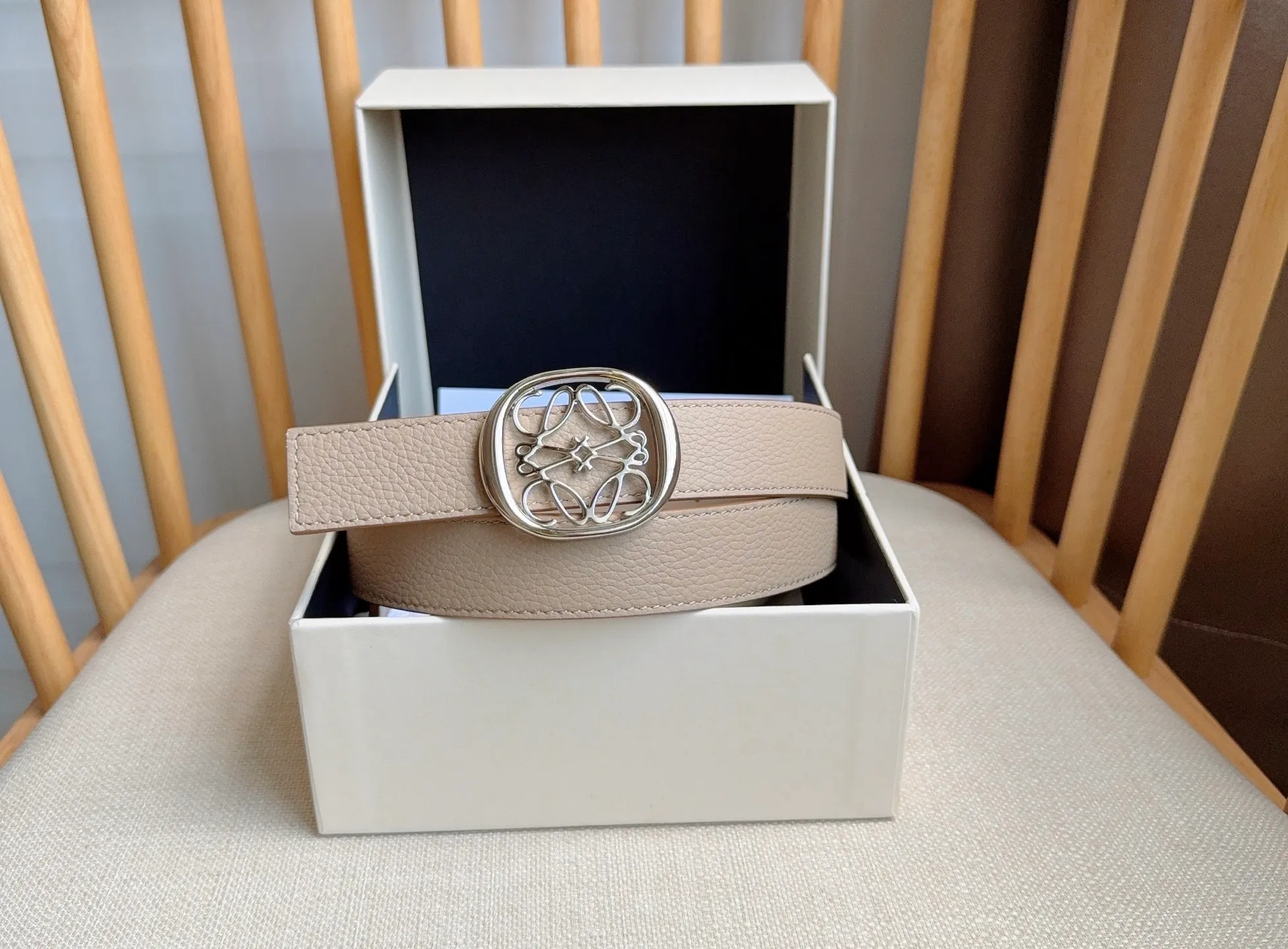 💰440💰Full package💰 💍Purchasing-grade LOEWE counter’s latest belt of the same style [Celebration][Celebration] The belt is made of soft grained cow leather and smooth cow leather. Equipped with LOEWE Anagram pin buckle. Excellent craftsmanship. Personalized shape. Exquisite material. Width: 2.8cm.