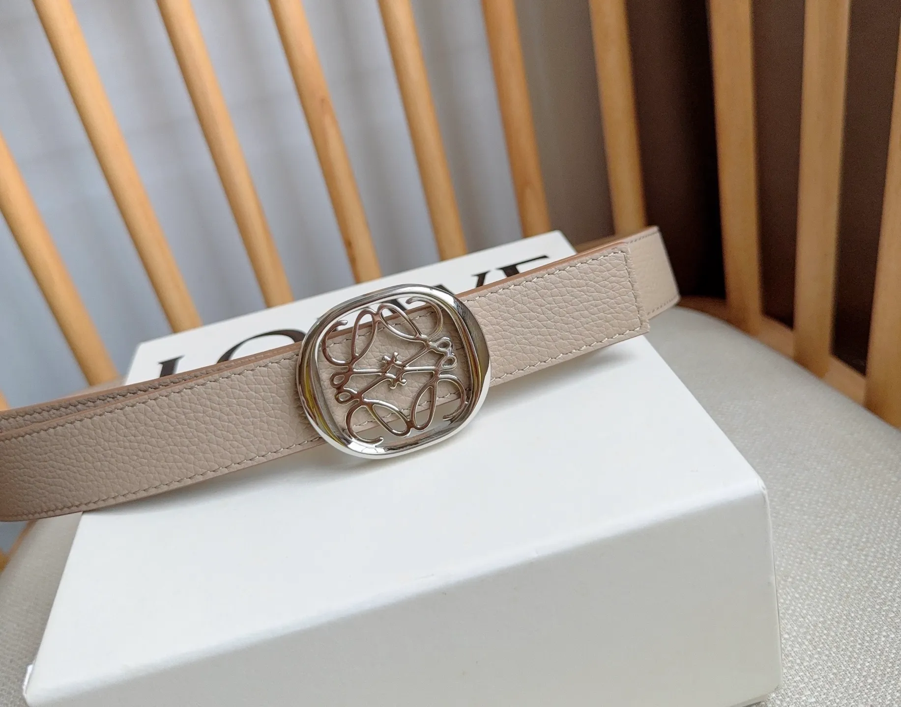 💰440💰Full package💰 💍Purchasing-grade LOEWE counter’s latest belt of the same style [Celebration][Celebration] The belt is made of soft grained cow leather and smooth cow leather. Equipped with LOEWE Anagram pin buckle. Excellent craftsmanship. Personalized shape. Exquisite material. Width: 2.8cm.