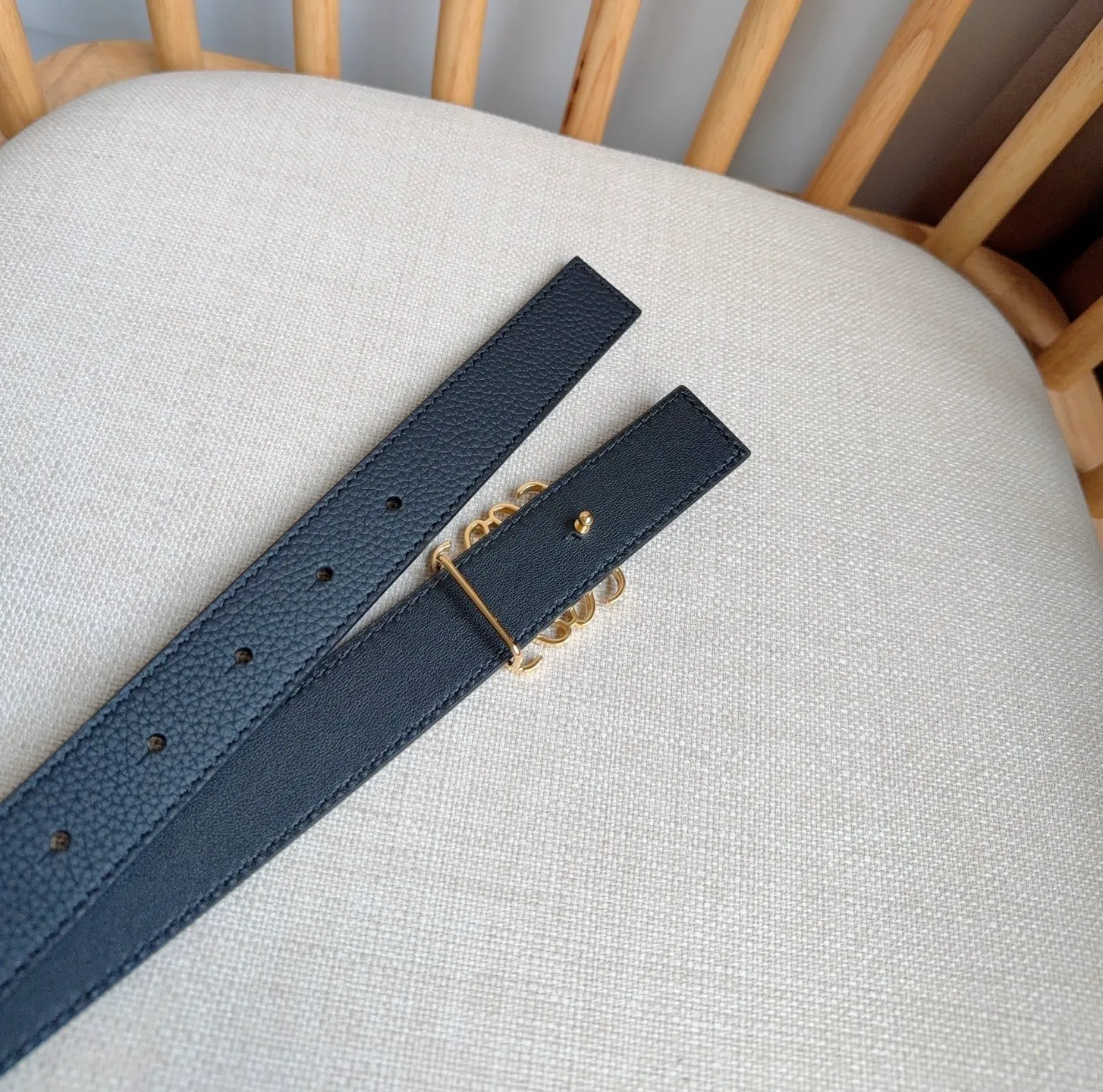 💰440💰Full package💰 💍Purchasing-grade LOEWE counter’s latest belt of the same style [Celebration][Celebration] The belt is made of soft grained cow leather and smooth cow leather. Equipped with LOEWE Anagram pin buckle. Excellent craftsmanship. Personalized shape. Exquisite material. Width: 2.8cm.