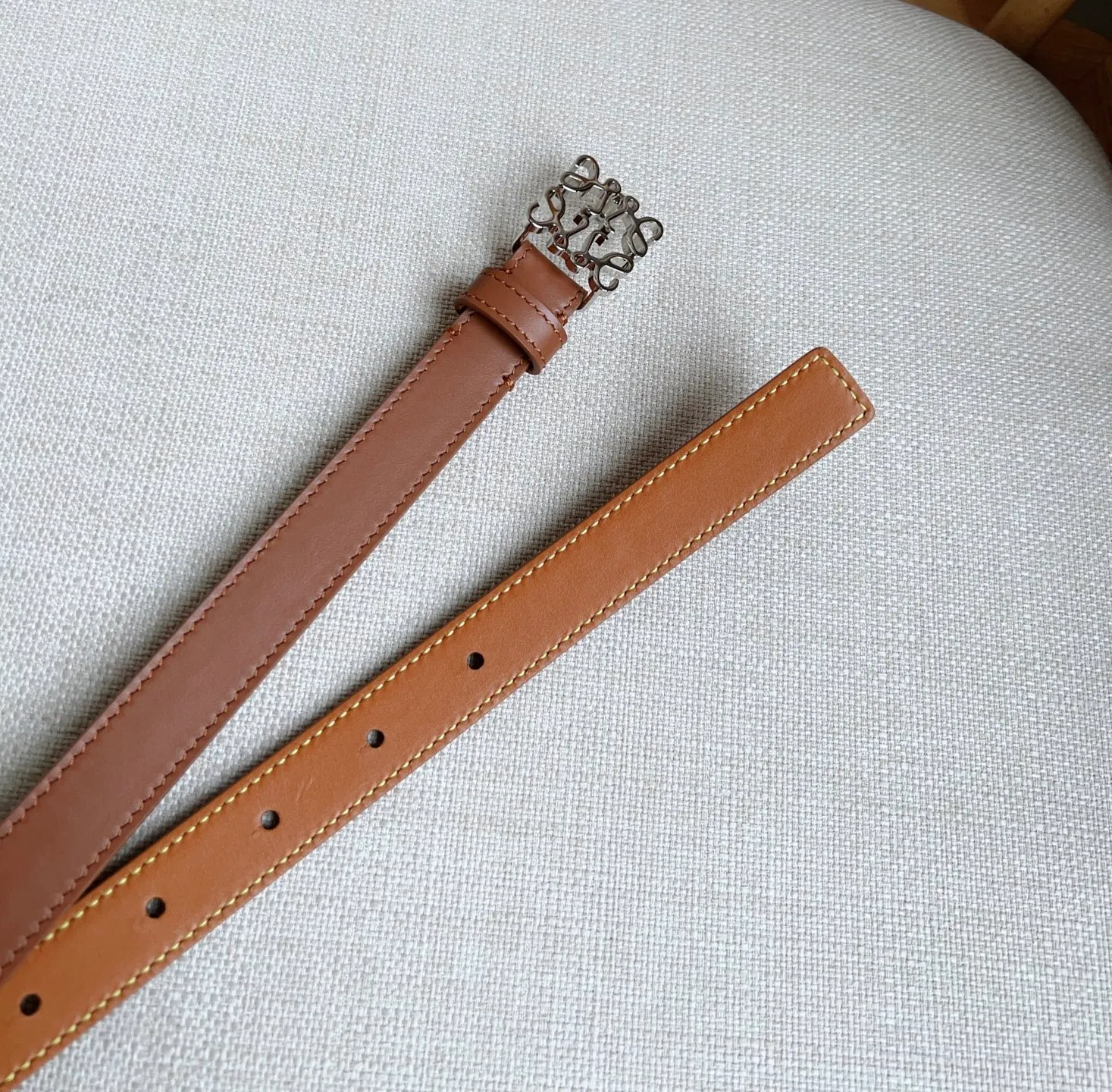 💰440💰Full package💰 💍Purchase level LOEWE⚡️The latest belt of the same model at the counter [Celebration][Celebration] Made of smooth cow leather narrow belt with Anagram padlock pin buckle⚡️Excellent craftsmanship Personalized shape Exquisite material⚡️Width: 2.0cm