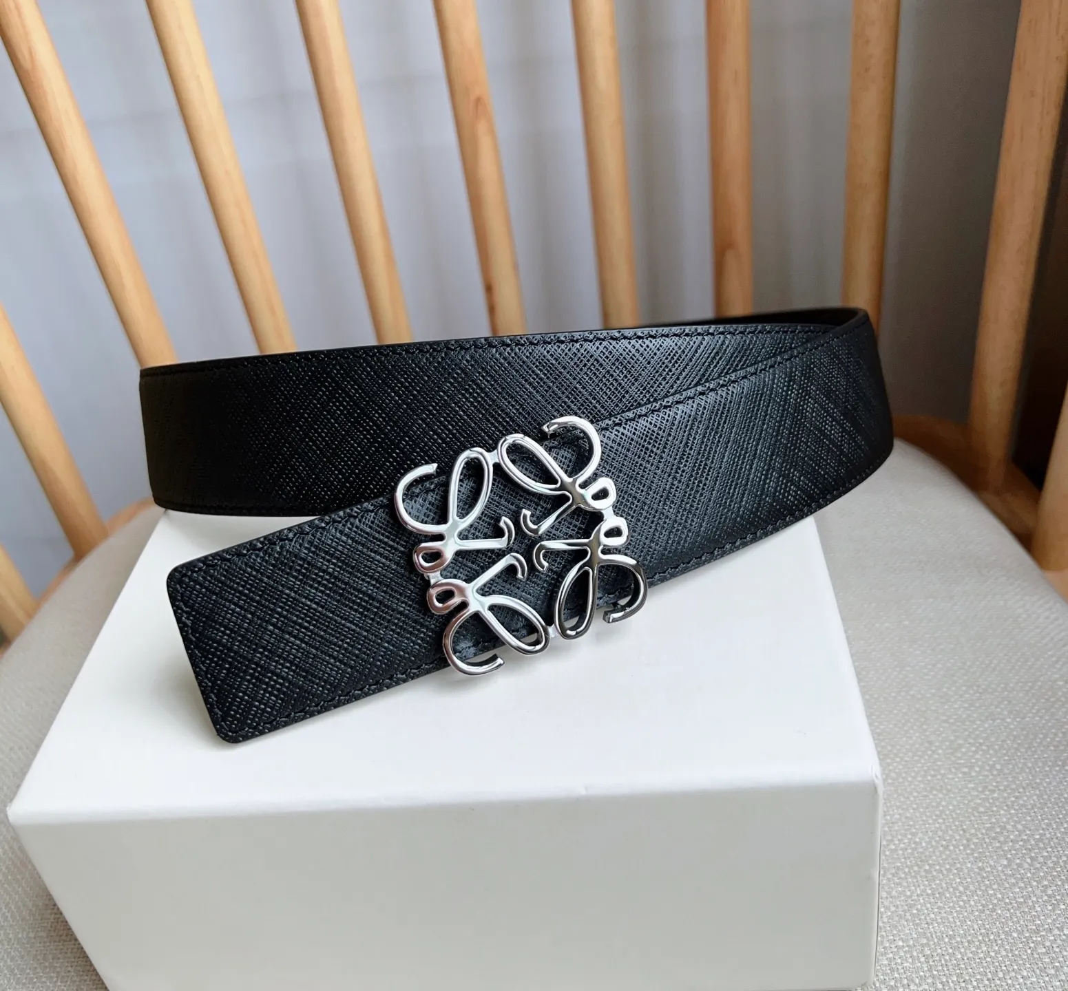 💰480💰Full package💰 💍Purchasing-grade LOEWE⚡️🌹The latest counter belt of the same style, double-sided first-layer cowhide⚡️🌹Simple shape and exquisite material quality, committed to creating fashionable products in different fields⚡️🌹Width: 4.0cm