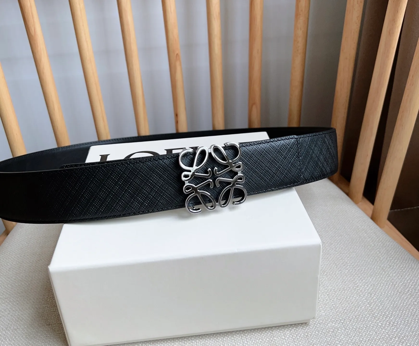 💰480💰Full package💰 💍Purchasing-grade LOEWE⚡️🌹The latest counter belt of the same style, double-sided first-layer cowhide⚡️🌹Simple shape and exquisite material quality, committed to creating fashionable products in different fields⚡️🌹Width: 4.0cm