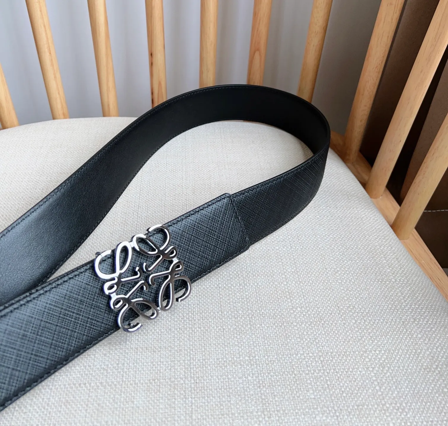 💰480💰Full package💰 💍Purchasing-grade LOEWE⚡️🌹The latest counter belt of the same style, double-sided first-layer cowhide⚡️🌹Simple shape and exquisite material quality, committed to creating fashionable products in different fields⚡️🌹Width: 4.0cm