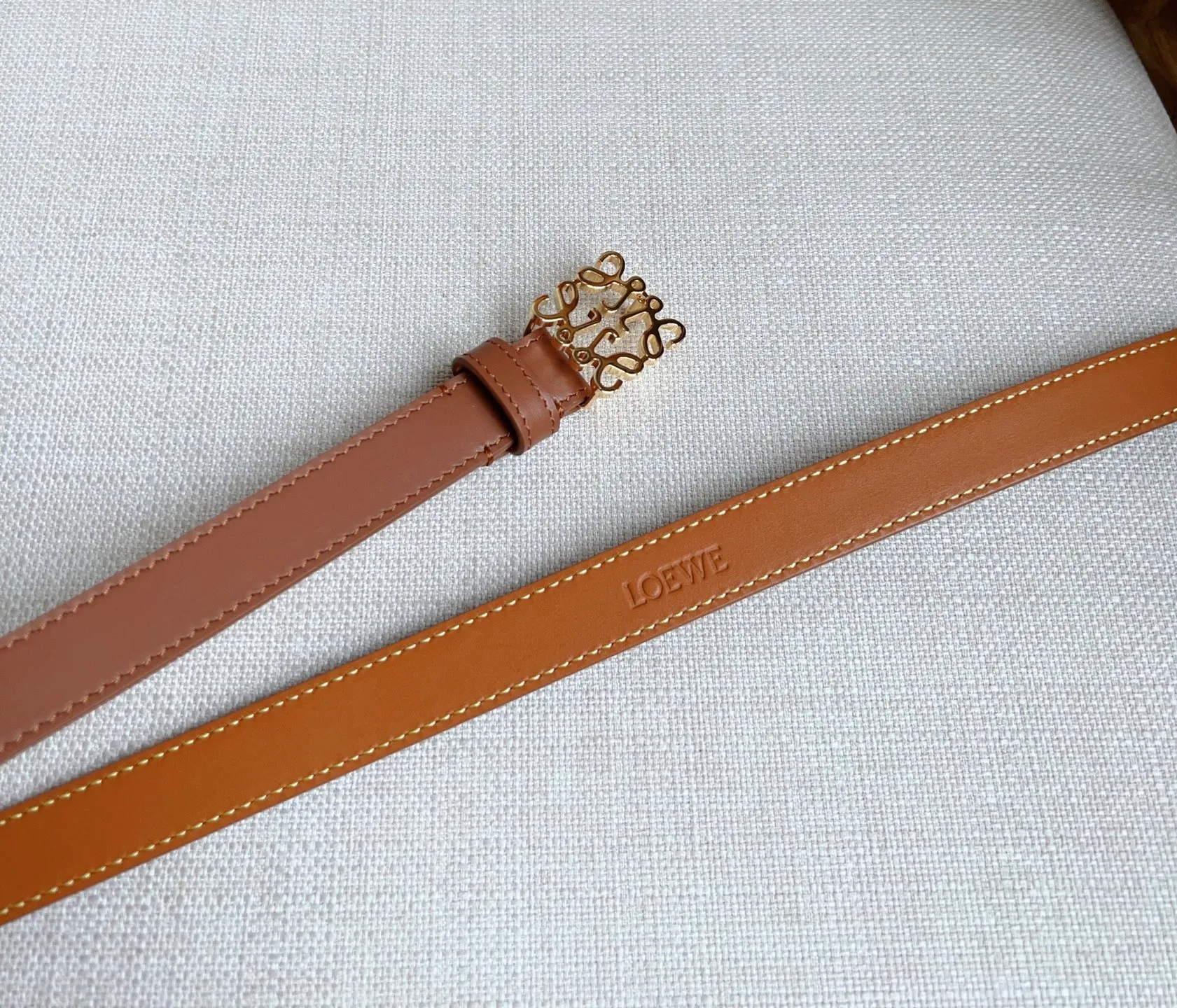 💰440💰Full package💰 💍Purchase level LOEWE⚡️The latest belt of the same model at the counter [Celebration][Celebration] Made of smooth cow leather narrow belt with Anagram padlock pin buckle⚡️Excellent craftsmanship Personalized shape Exquisite material⚡️Width: 2.0cm