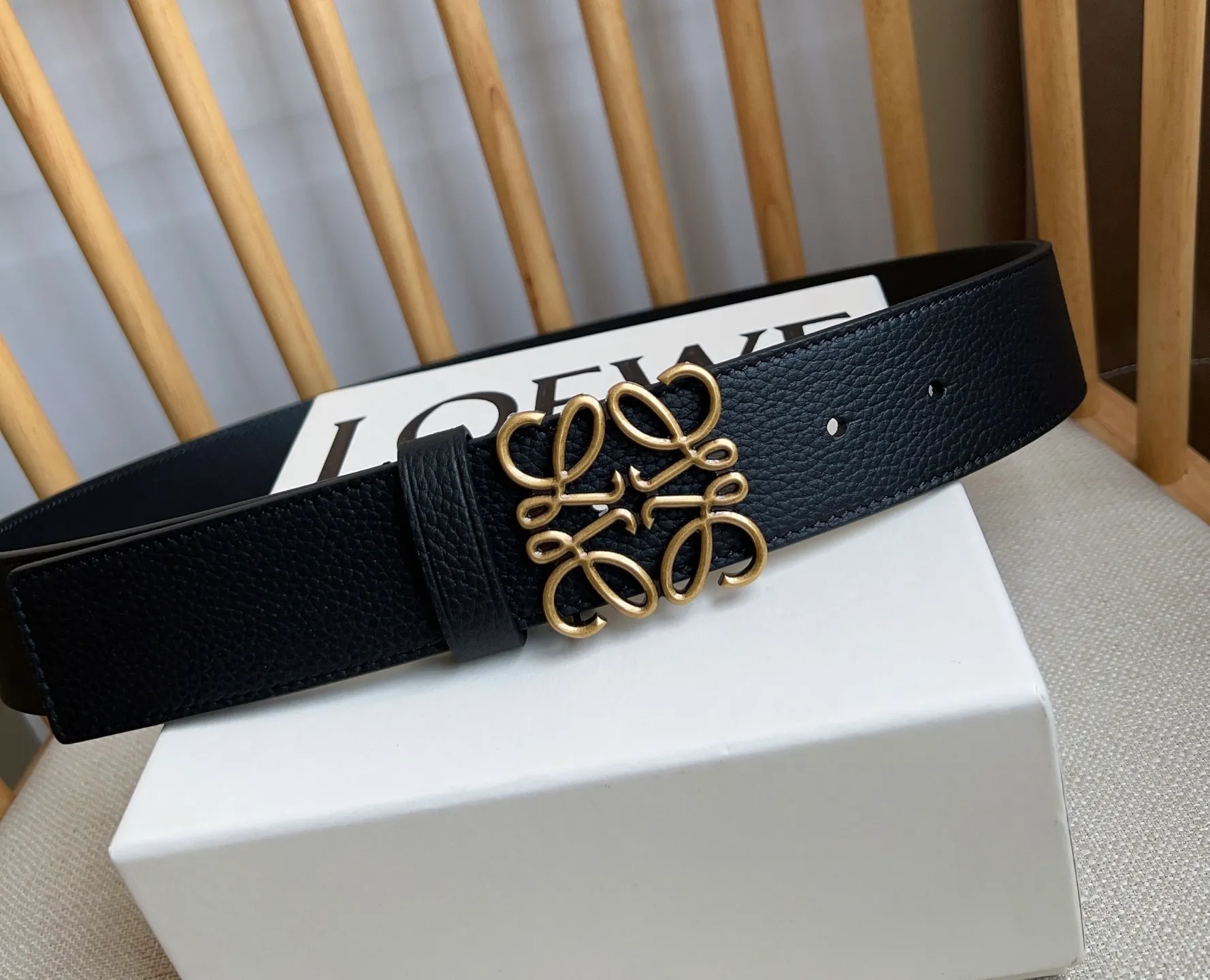 💰480💰Full package💰 💍Purchasing-grade LOEWE counter's latest belt of the same style [Celebration][Celebration] Made of smooth cow leather belt, equipped with LOEWE Anagram pin buckle five-hole adjustment, excellent craftsmanship, personalized shape, exquisite material, width: 4.0cm