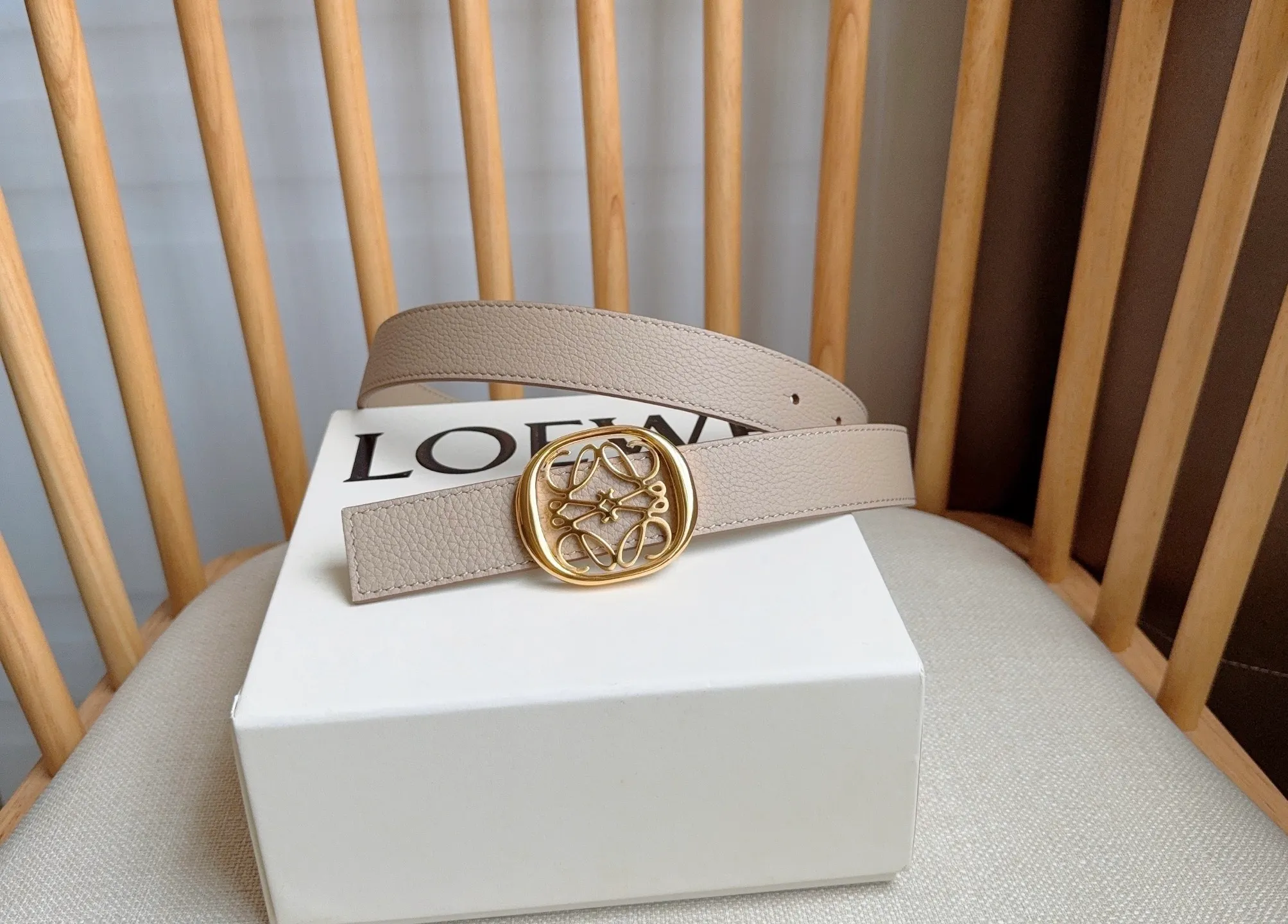 💰440💰Full package💰 💍Purchasing-grade LOEWE counter’s latest belt of the same style [Celebration][Celebration] The belt is made of soft grained cow leather and smooth cow leather. Equipped with LOEWE Anagram pin buckle. Excellent craftsmanship. Personalized shape. Exquisite material. Width: 2.8cm.
