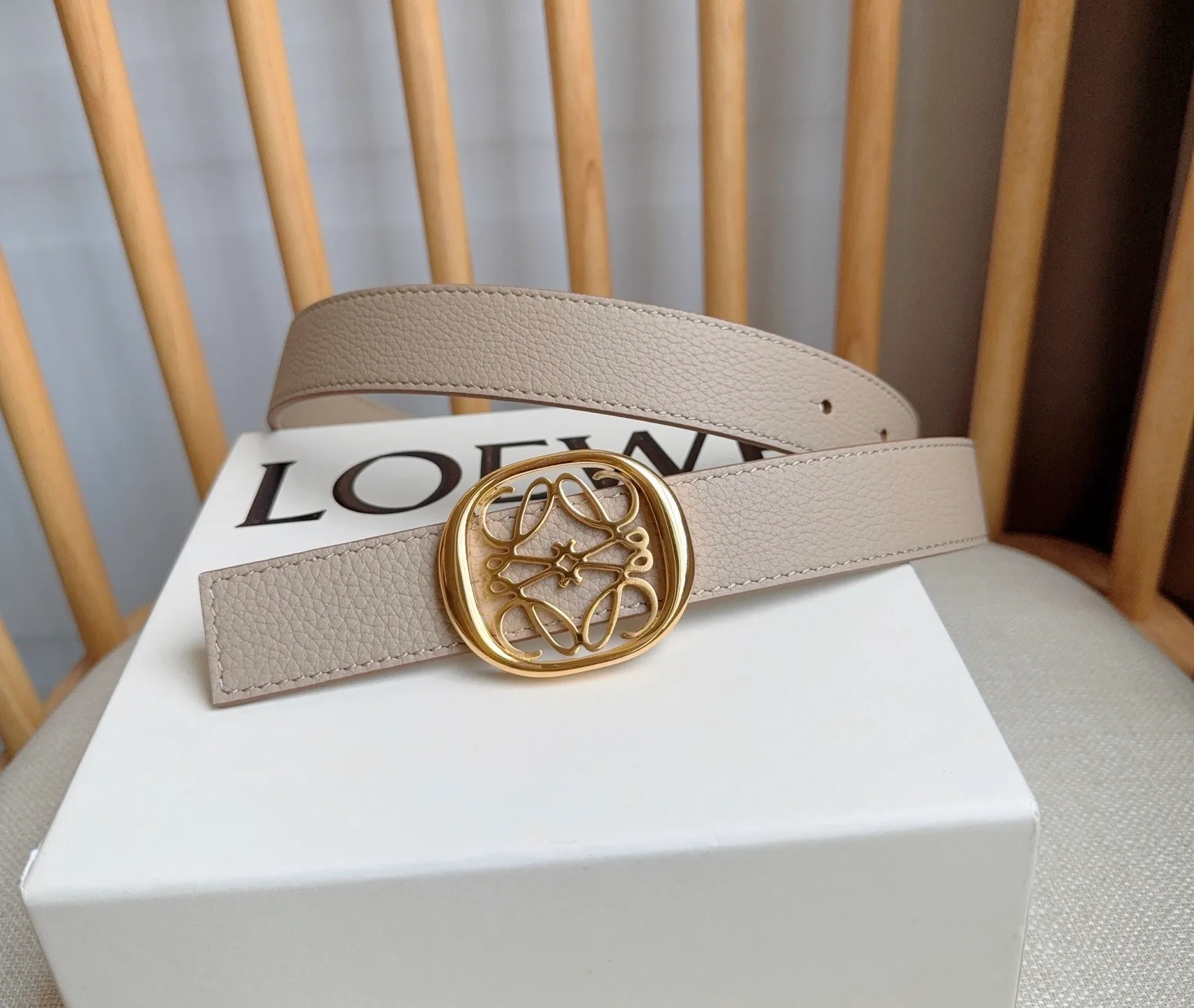 💰440💰Full package💰 💍Purchasing-grade LOEWE counter’s latest belt of the same style [Celebration][Celebration] The belt is made of soft grained cow leather and smooth cow leather. Equipped with LOEWE Anagram pin buckle. Excellent craftsmanship. Personalized shape. Exquisite material. Width: 2.8cm.