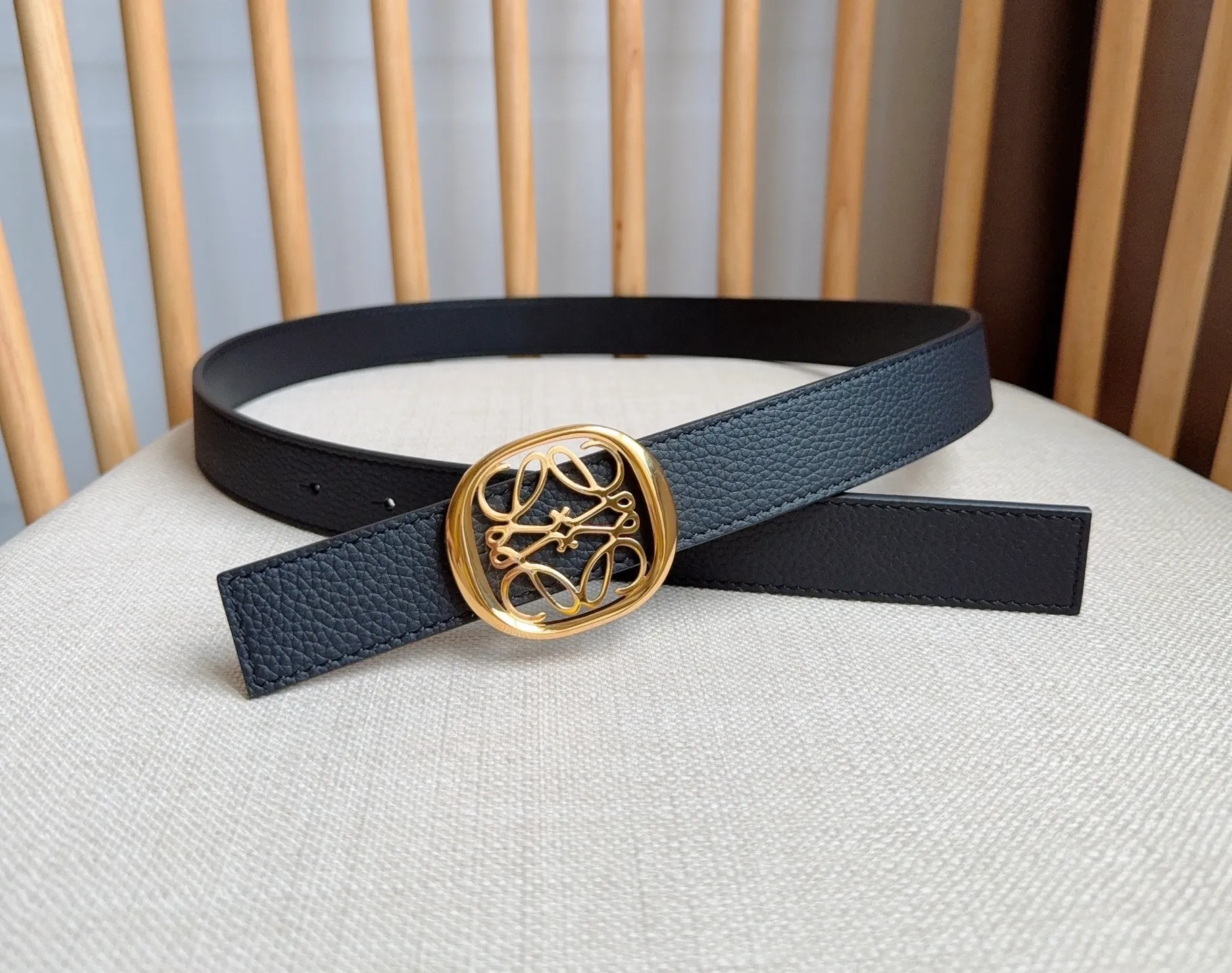 💰440💰Full package💰 💍Purchasing-grade LOEWE counter’s latest belt of the same style [Celebration][Celebration] The belt is made of soft grained cow leather and smooth cow leather. Equipped with LOEWE Anagram pin buckle. Excellent craftsmanship. Personalized shape. Exquisite material. Width: 2.8cm.