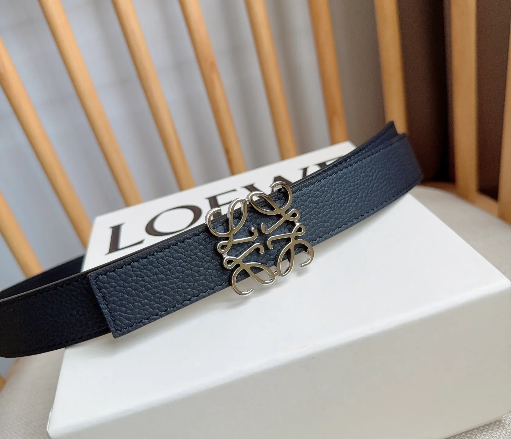 💰440💰Full package💰 💍Purchasing-grade LOEWE counter’s latest belt of the same style [Celebration][Celebration] The belt is made of soft grained cow leather and smooth cow leather. Equipped with LOEWE Anagram pin buckle. Excellent craftsmanship. Personalized shape. Exquisite material. Width: 2.8cm.