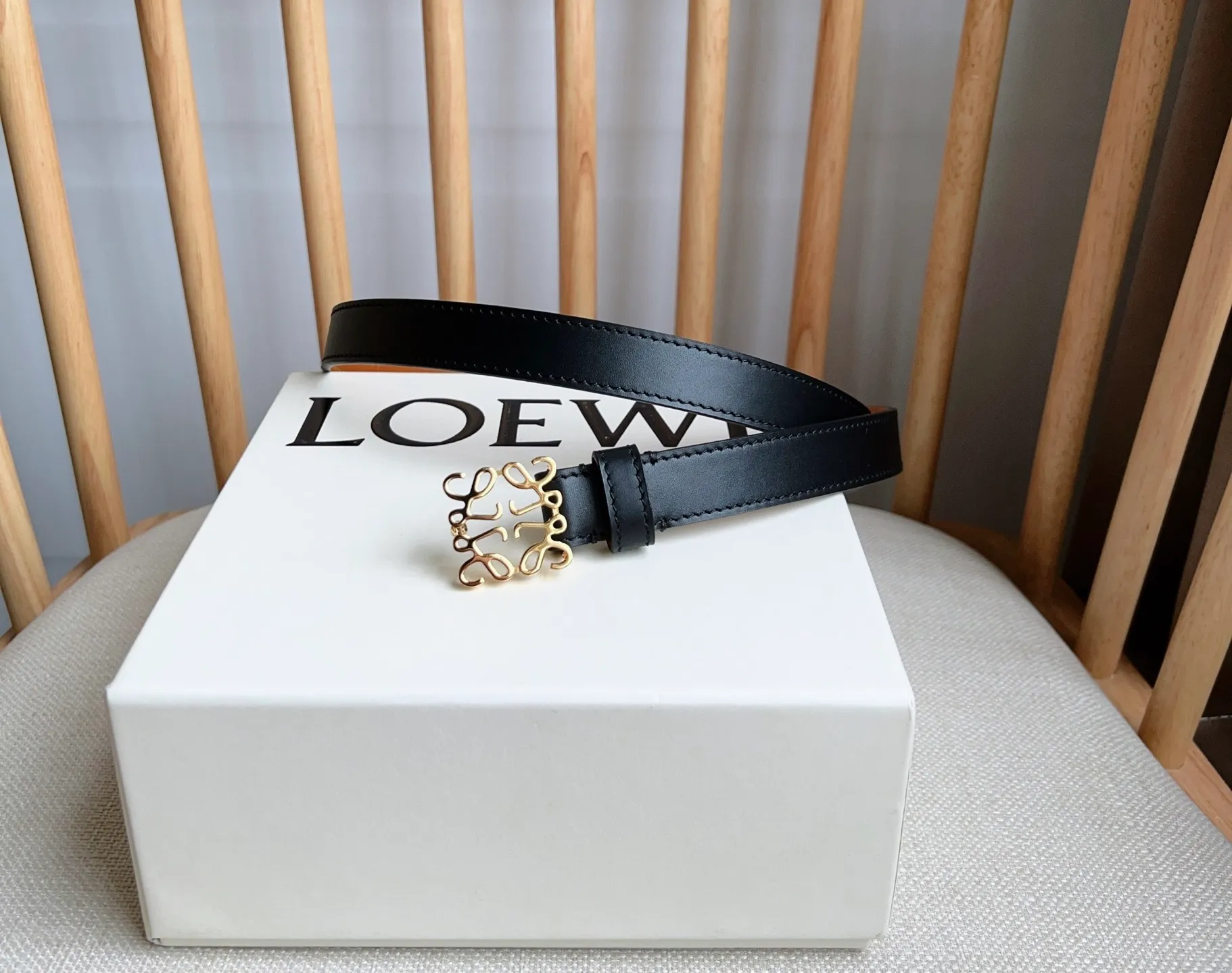 💰440💰Full package💰 💍Purchase level LOEWE⚡️The latest belt of the same model at the counter [Celebration][Celebration] Made of smooth cow leather narrow belt with Anagram padlock pin buckle⚡️Excellent craftsmanship Personalized shape Exquisite material⚡️Width: 2.0cm