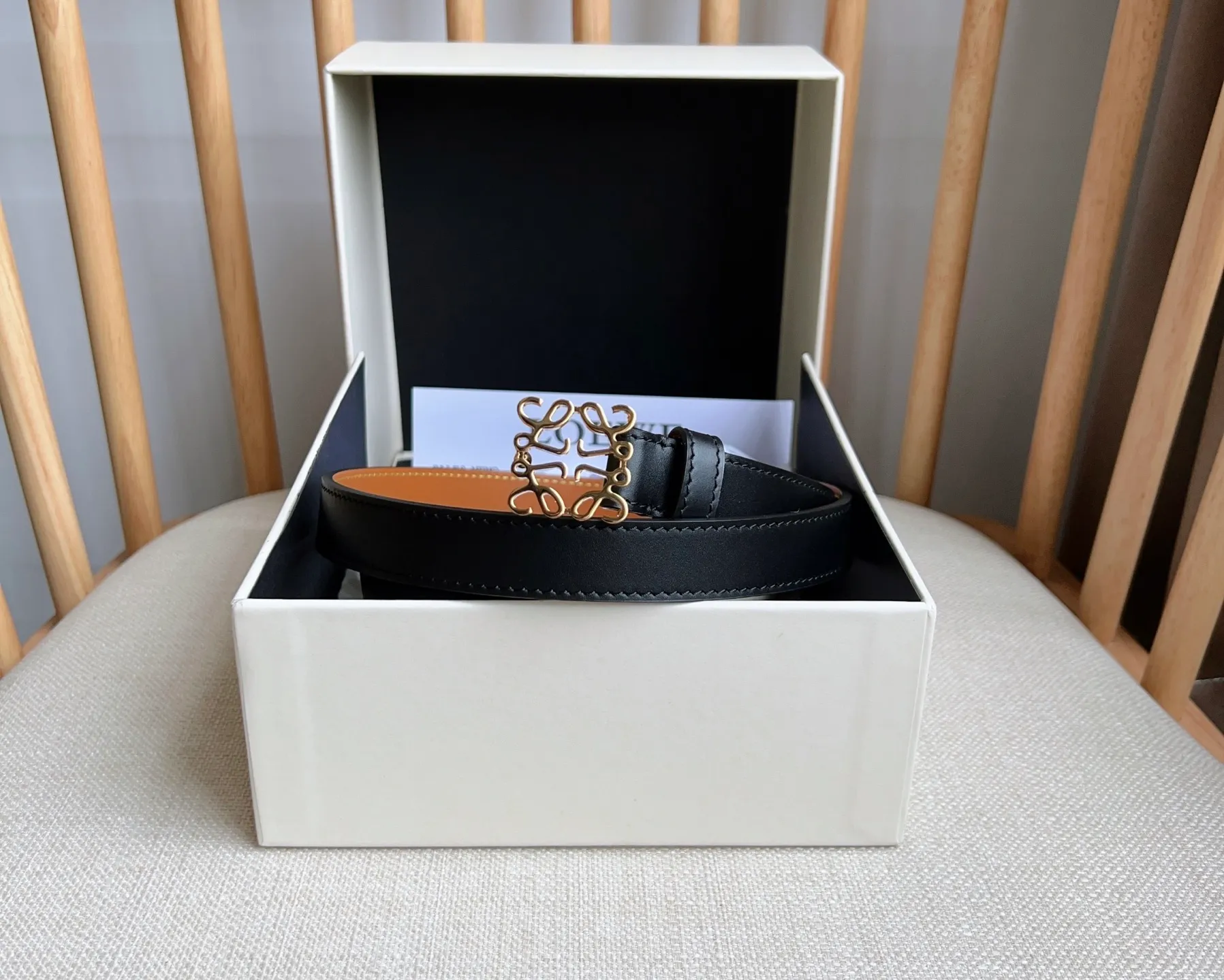 💰440💰Full package💰 💍Purchase level LOEWE⚡️The latest belt of the same model at the counter [Celebration][Celebration] Made of smooth cow leather narrow belt with Anagram padlock pin buckle⚡️Excellent craftsmanship Personalized shape Exquisite material⚡️Width: 2.0cm