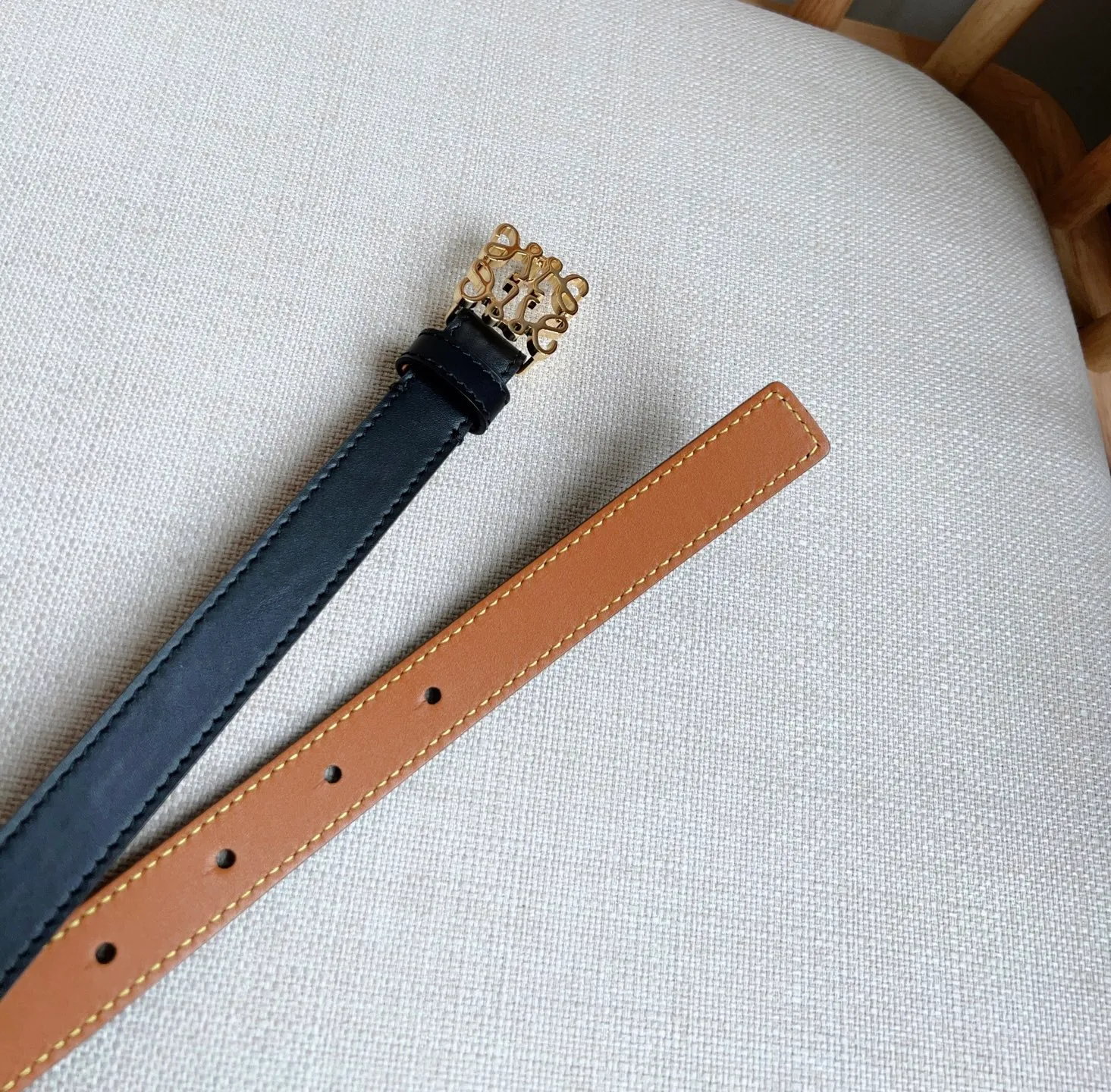 💰440💰Full package💰 💍Purchase level LOEWE⚡️The latest belt of the same model at the counter [Celebration][Celebration] Made of smooth cow leather narrow belt with Anagram padlock pin buckle⚡️Excellent craftsmanship Personalized shape Exquisite material⚡️Width: 2.0cm