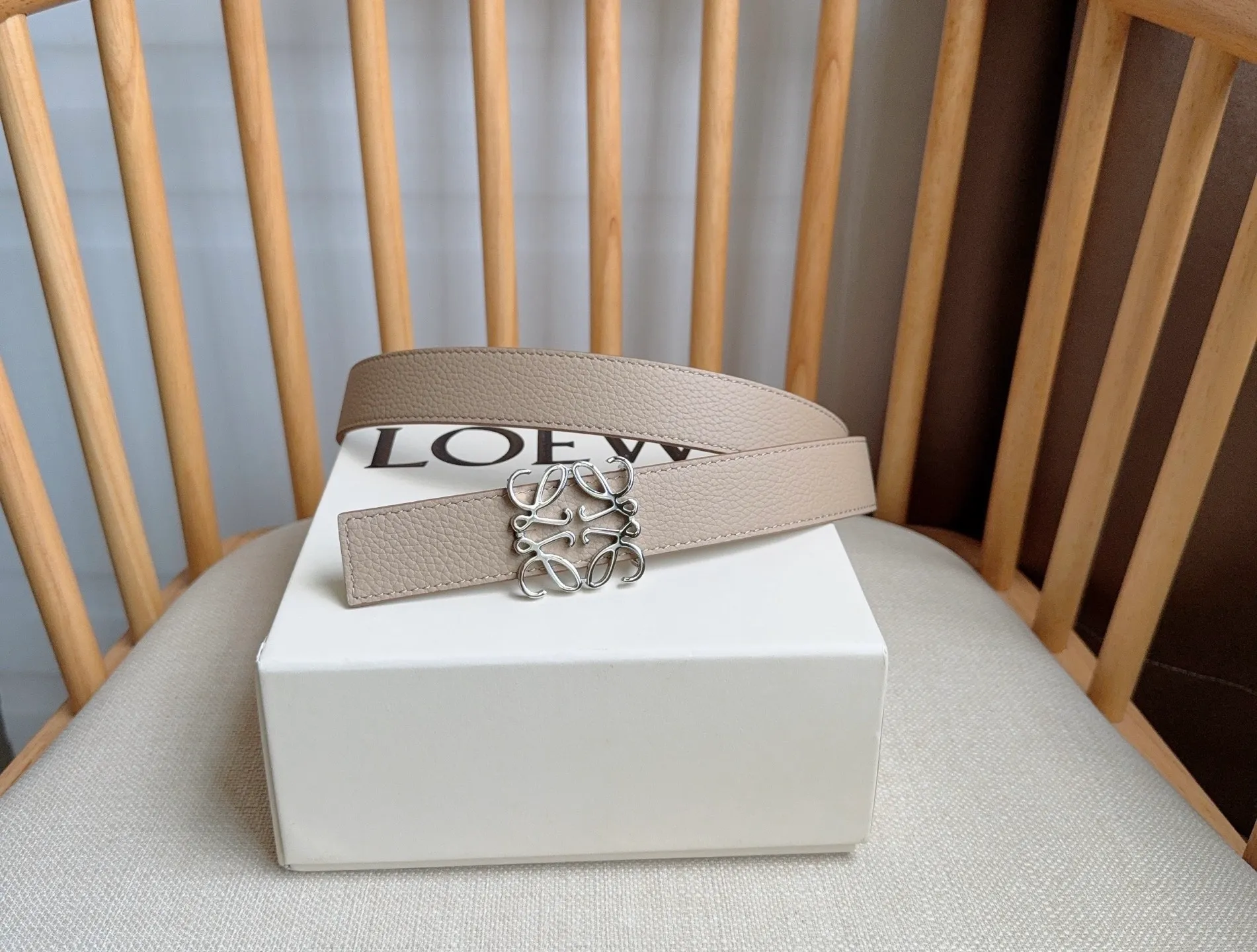 💰440💰Full package💰 💍Purchasing-grade LOEWE counter’s latest belt of the same style [Celebration][Celebration] The belt is made of soft grained cow leather and smooth cow leather. Equipped with LOEWE Anagram pin buckle. Excellent craftsmanship. Personalized shape. Exquisite material. Width: 2.8cm.
