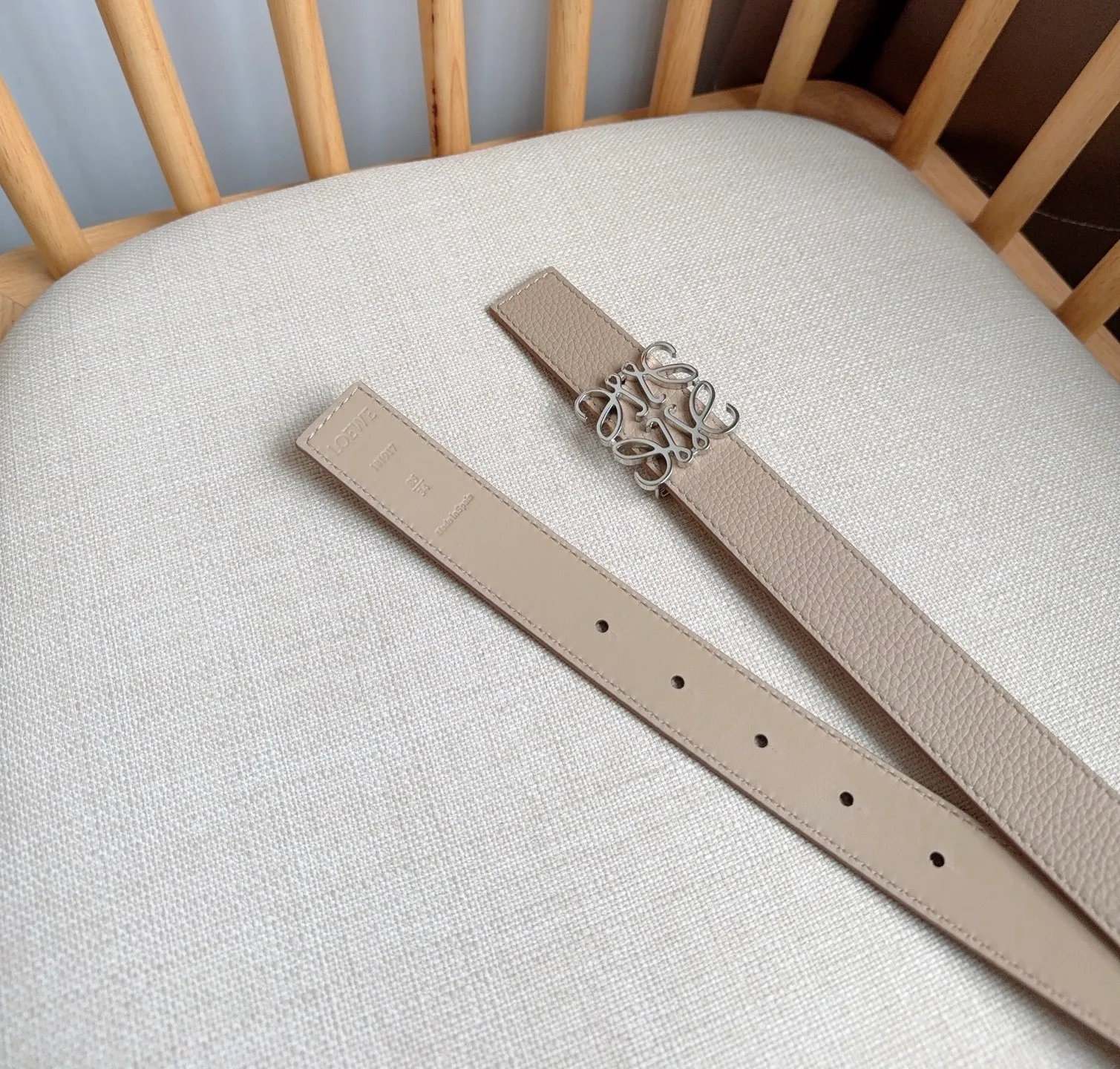 💰440💰Full package💰 💍Purchasing-grade LOEWE counter’s latest belt of the same style [Celebration][Celebration] The belt is made of soft grained cow leather and smooth cow leather. Equipped with LOEWE Anagram pin buckle. Excellent craftsmanship. Personalized shape. Exquisite material. Width: 2.8cm.