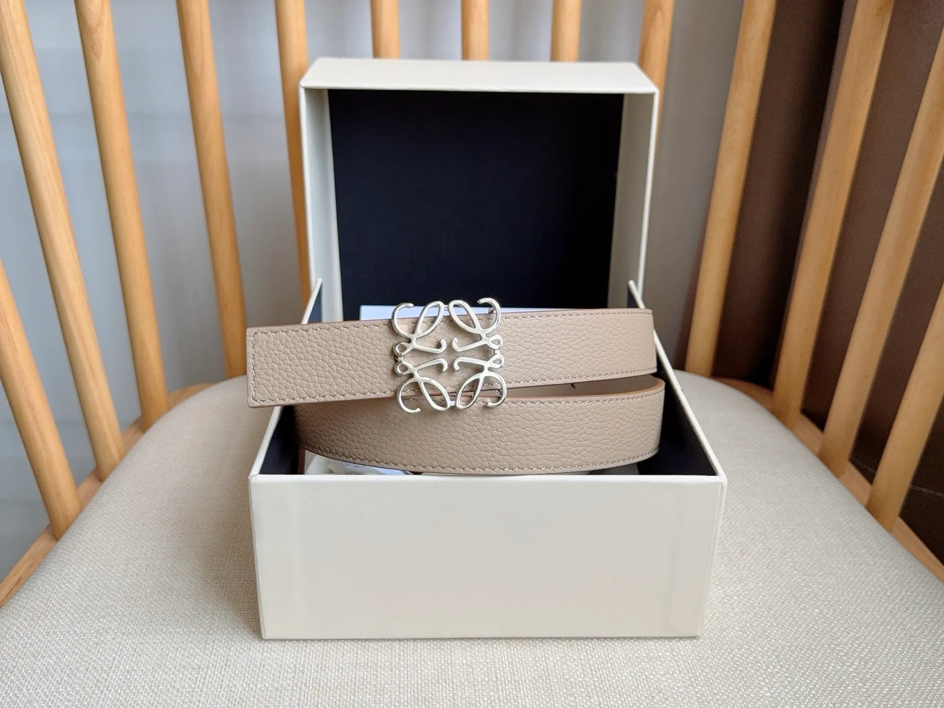 💰440💰Full package💰 💍Purchasing-grade LOEWE counter’s latest belt of the same style [Celebration][Celebration] The belt is made of soft grained cow leather and smooth cow leather. Equipped with LOEWE Anagram pin buckle. Excellent craftsmanship. Personalized shape. Exquisite material. Width: 2.8cm.